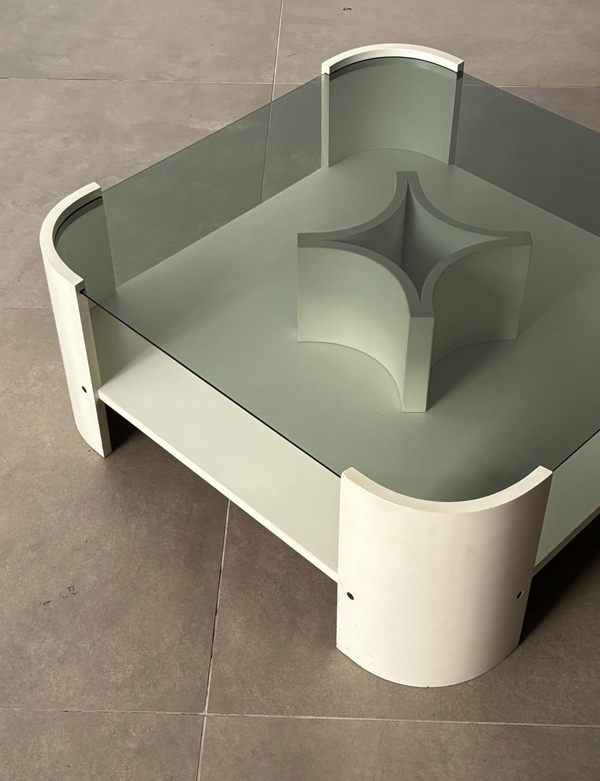 Italienischer Couchtisch aus der Mitte des Jahrhunderts mit lackiertem Holz und Rauchglas, 1970er Jahre Italien im Angebot 5