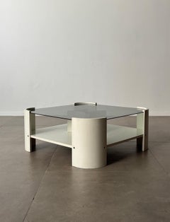 Italienischer Couchtisch aus der Mitte des Jahrhunderts mit lackiertem Holz und Rauchglas, 1970er Jahre Italien