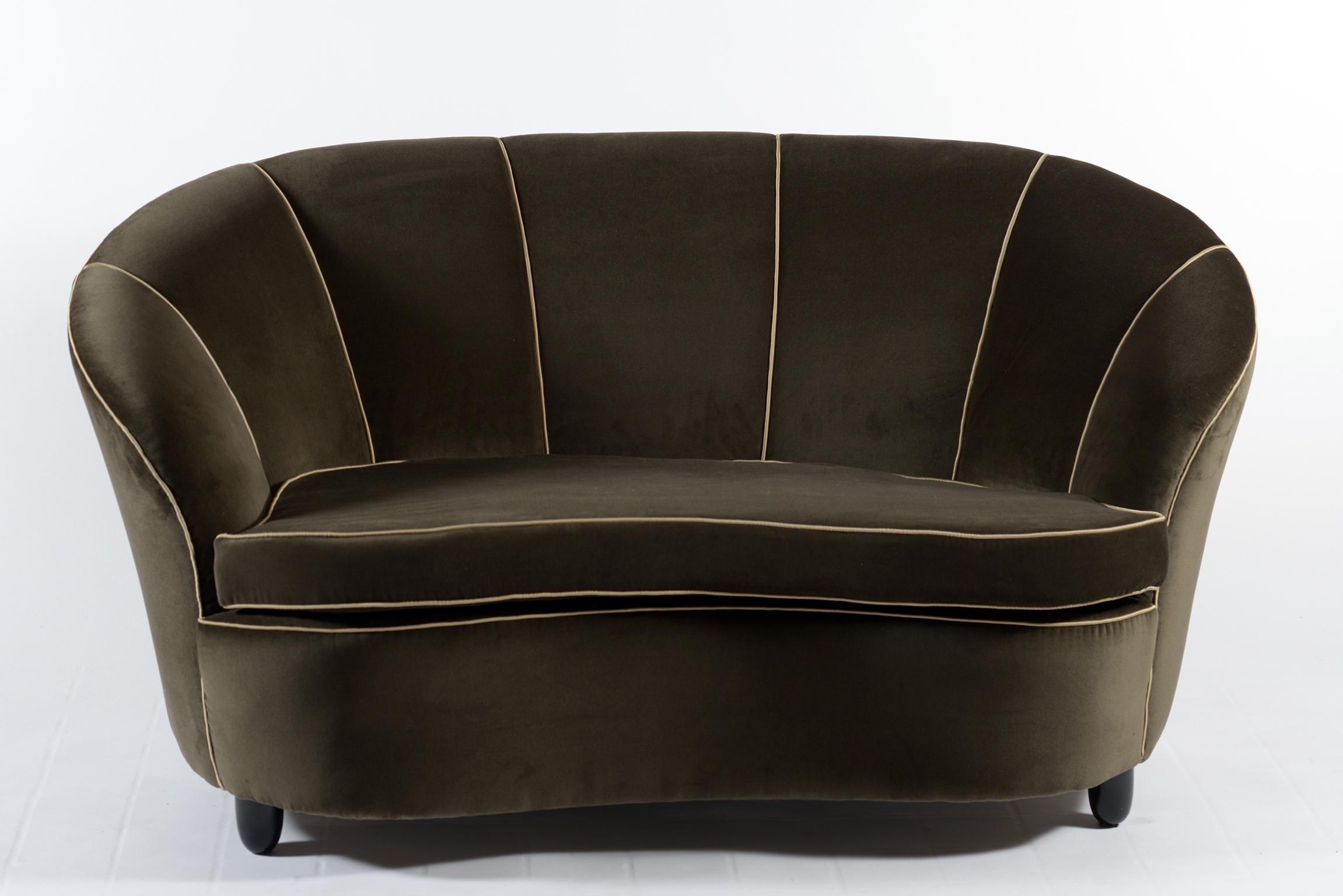 Italian midcentury curved sofa newly upholstered with grey smok color velvet, black lacquered wood legs.
Italy, 1940s.