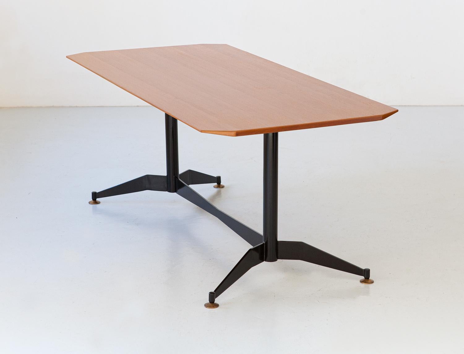 Table de salle à manger en bois de teck, fer noir et pieds en laiton, design italien du milieu du siècle dernier  en vente 4