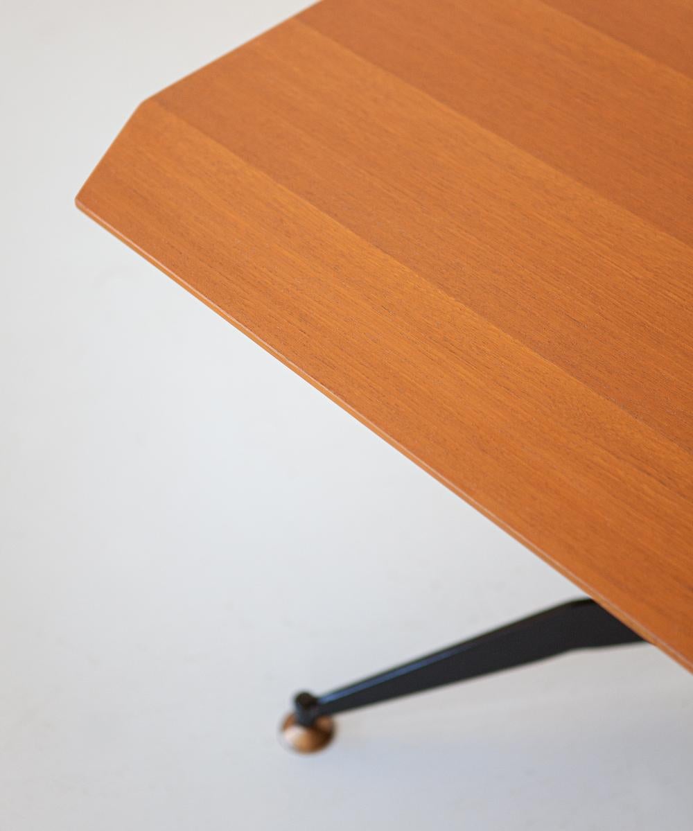 Table de salle à manger en bois de teck, fer noir et pieds en laiton, design italien du milieu du siècle dernier  en vente 3