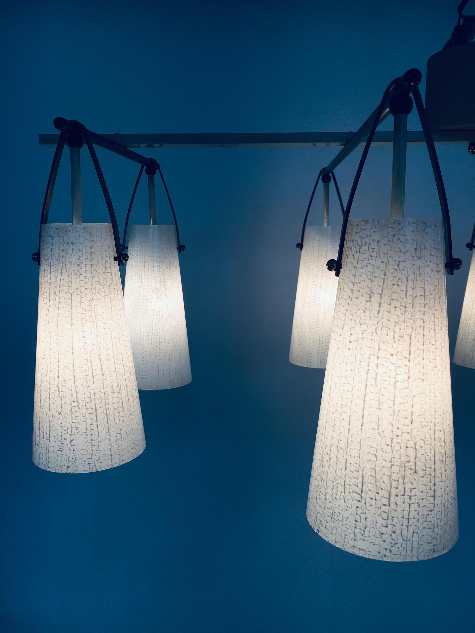 Lampadario XL in vetro e ottone di design italiano del Medioevo, Italia anni '50 in vendita 3