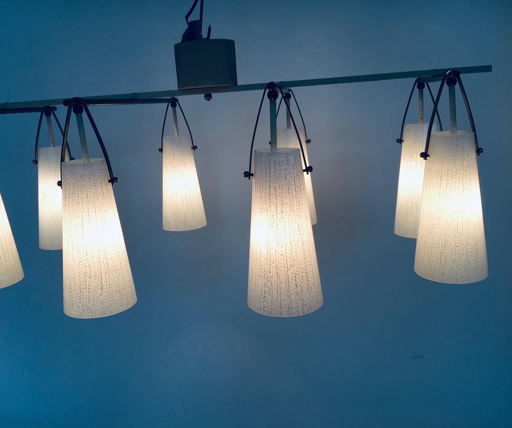 Lampadario XL in vetro e ottone di design italiano del Medioevo, Italia anni '50 in vendita 1