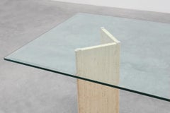 Table à manger italienne du milieu du siècle, avec plateau en verre et piètement en travertin, années 1970