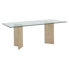 Table à manger italienne du milieu du siècle, avec plateau en verre et piètement en travertin, années 1970