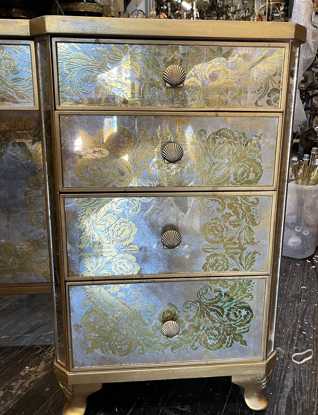 Tocador italiano de madera dorada y espejo eglomizado de la década de 1950, con motivos florales y de follaje y tiradores de concha originales.
Medidas:
Longitud: 60
Altura: 30
Profundidad: 16

