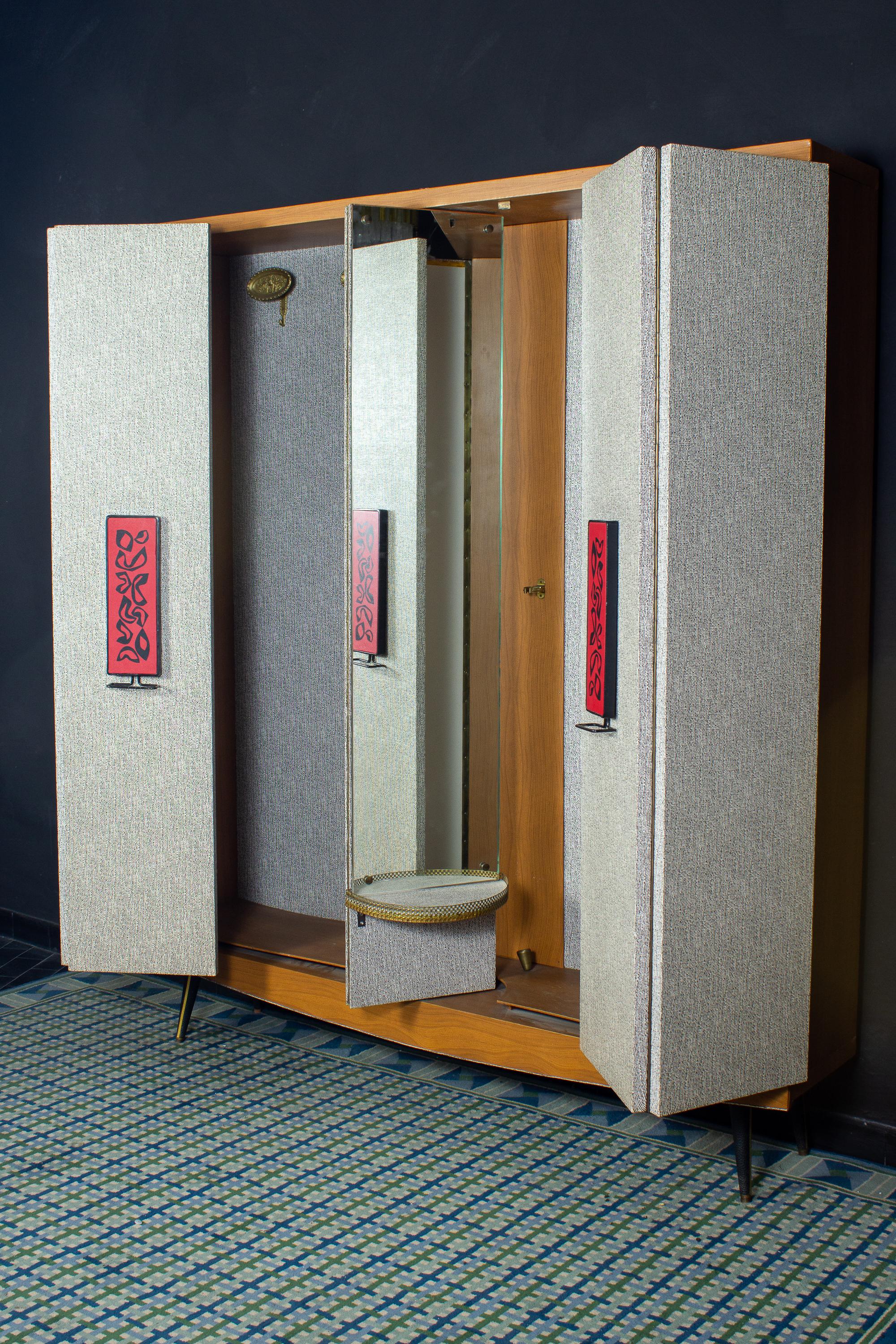 Mid-Century moderno Armadio da ingresso con specchio di Umberto Mascagni, Italia del Medioevo in vendita