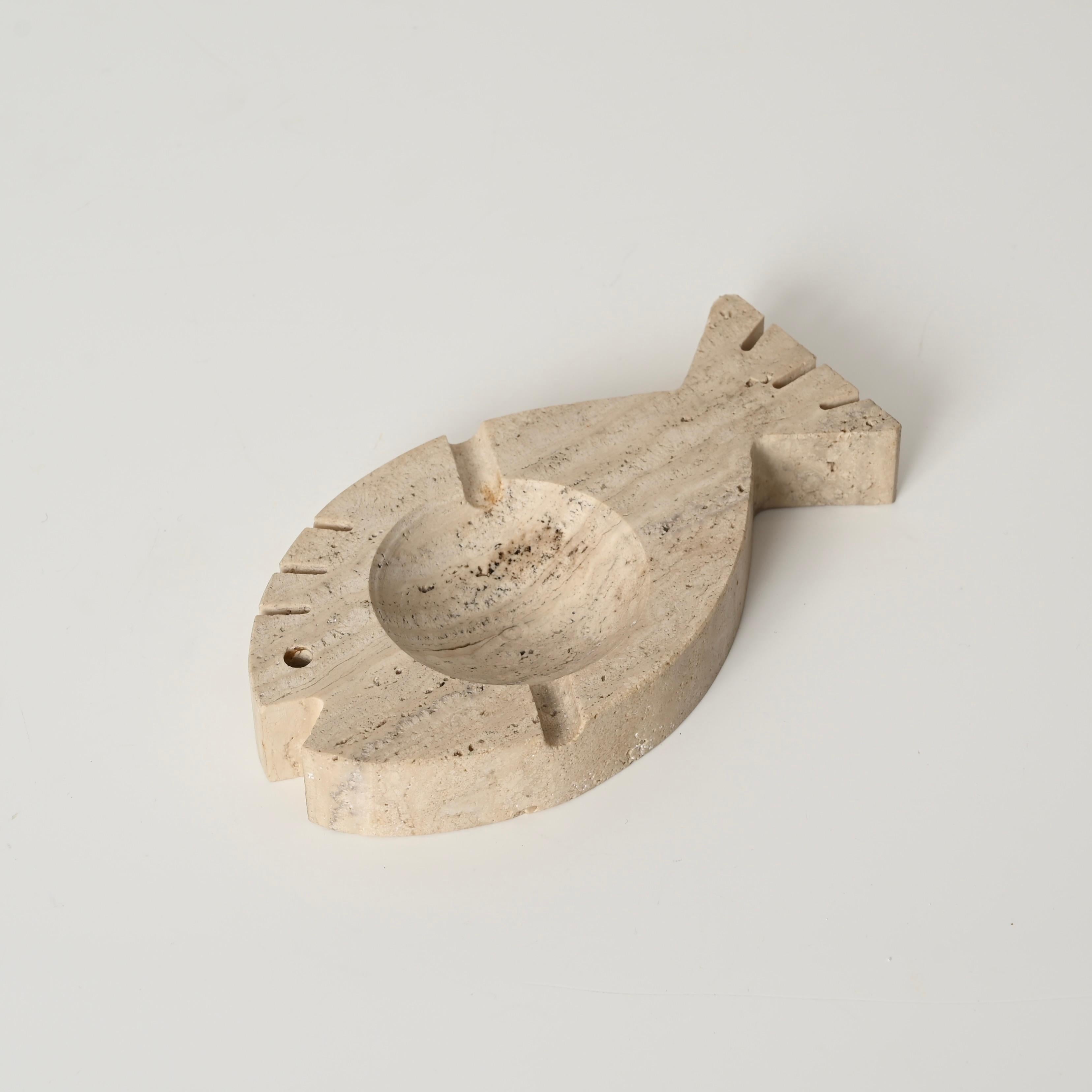 Cenicero de pez italiano de mediados de siglo en mármol travertino by Mannelli, Italia Años 70 Moderno de mediados de siglo