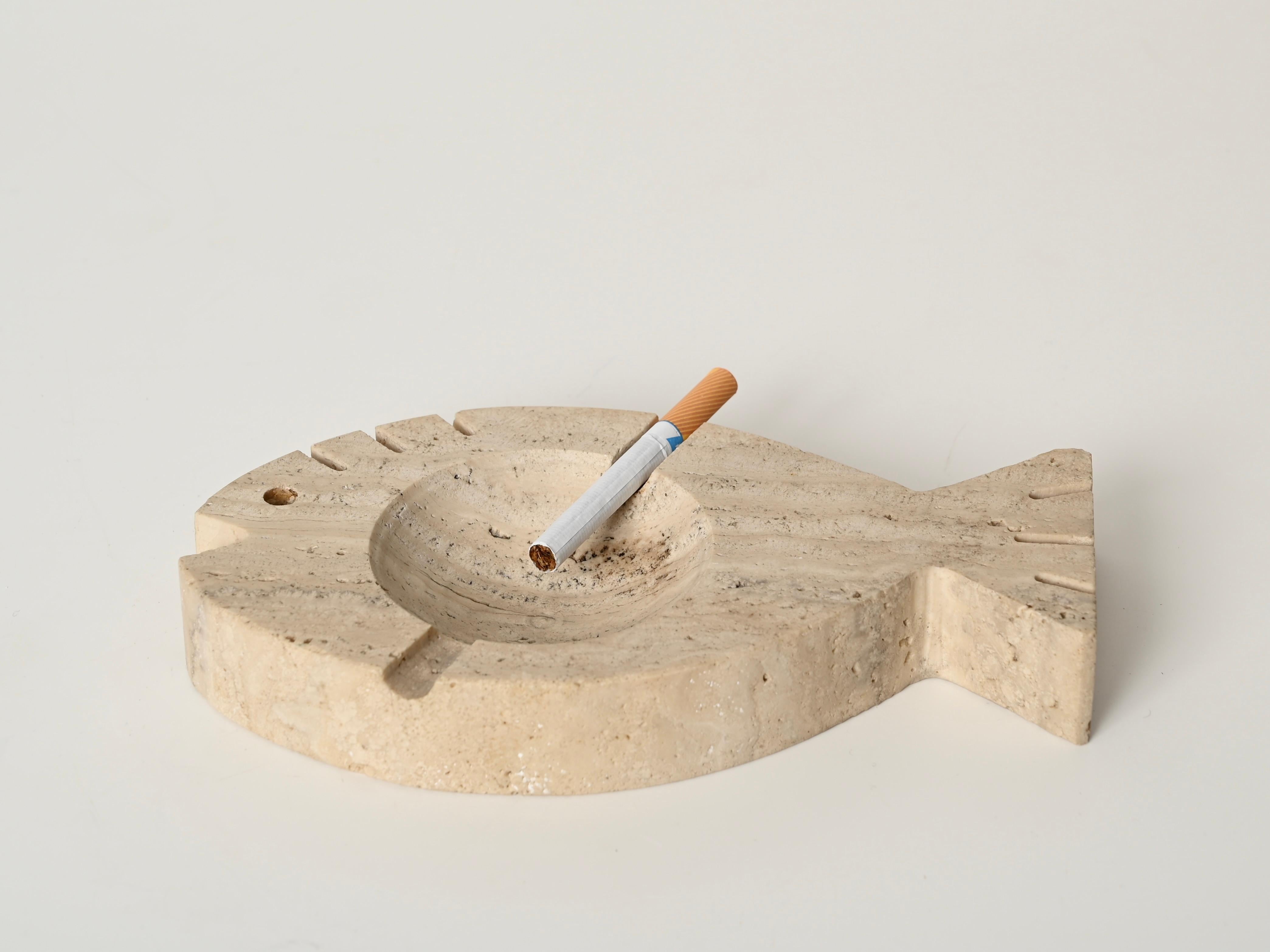 Cenicero de pez italiano de mediados de siglo en mármol travertino by Mannelli, Italia Años 70 Hecho a mano