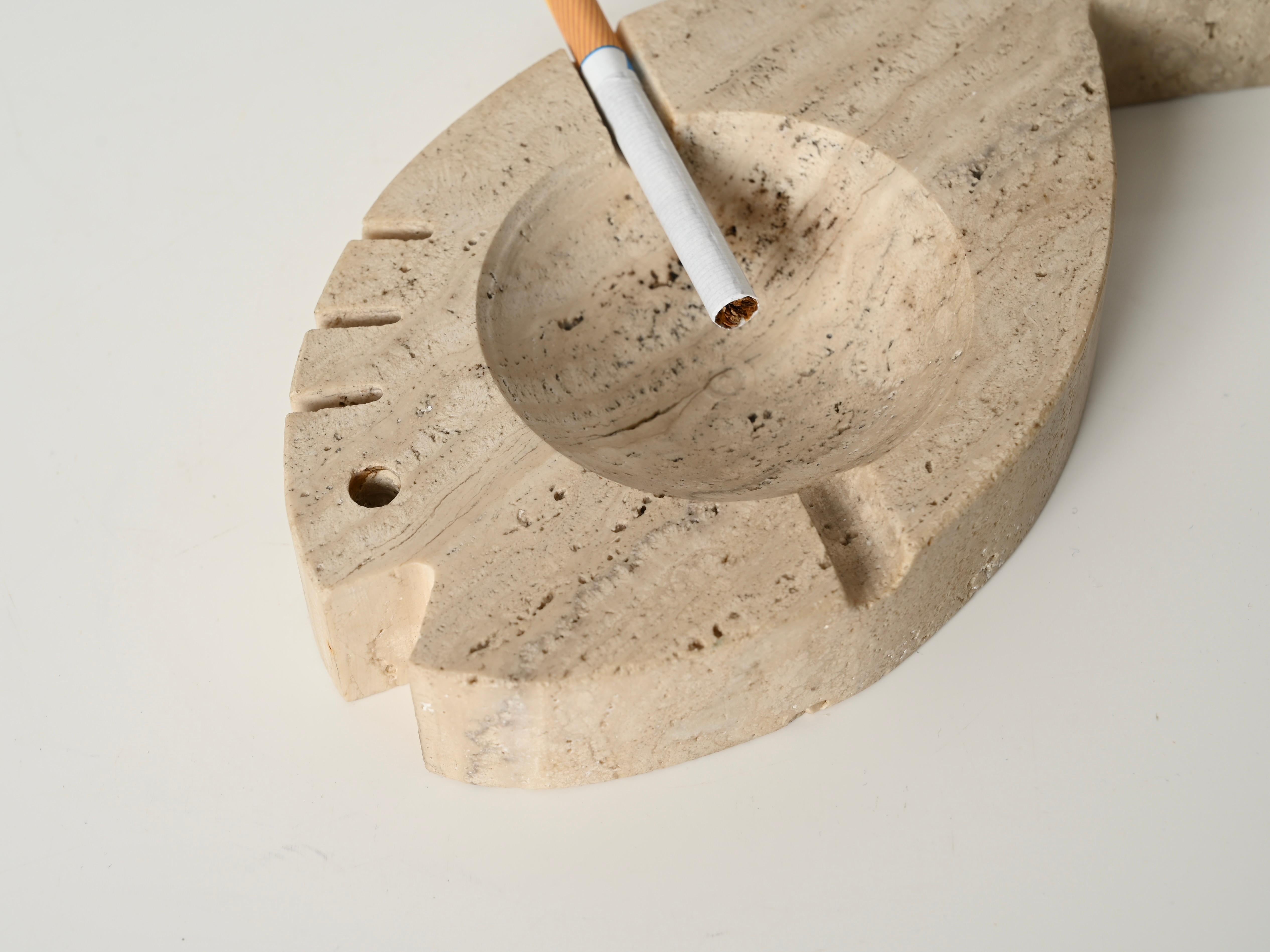 Cenicero de pez italiano de mediados de siglo en mármol travertino by Mannelli, Italia Años 70 en Bueno Estado en Roma, IT