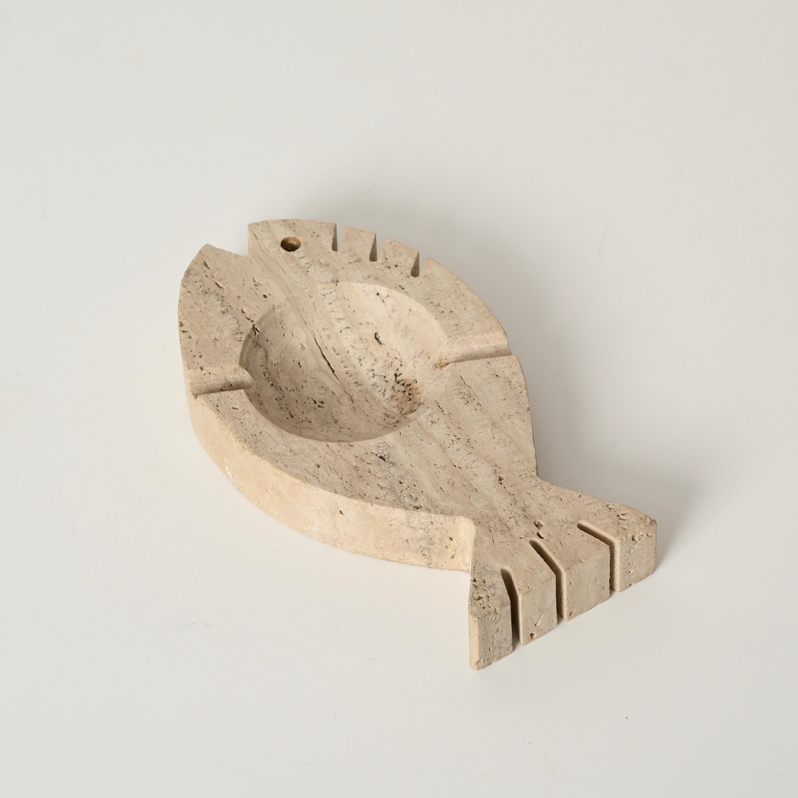 Cenicero de pez italiano de mediados de siglo en mármol travertino by Mannelli, Italia Años 70 Travertino