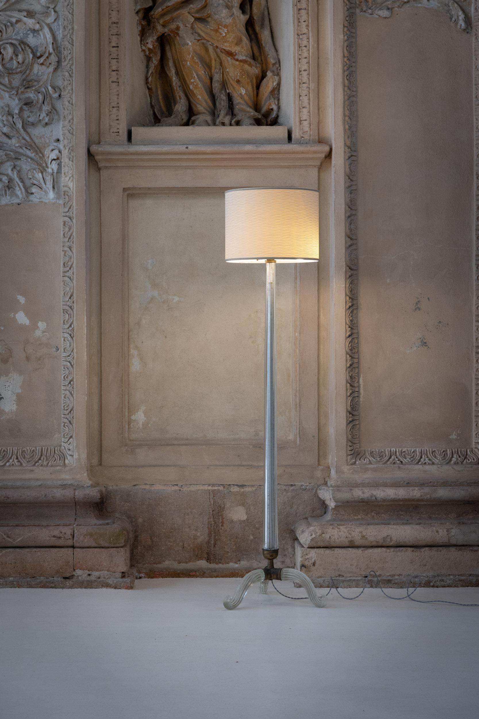 Midcentury floor lamp by Seguso. 
The original structure is entirely in clear hand blown Murano glass with brass details.
Beautiful vintage patina.
Italy 1950s