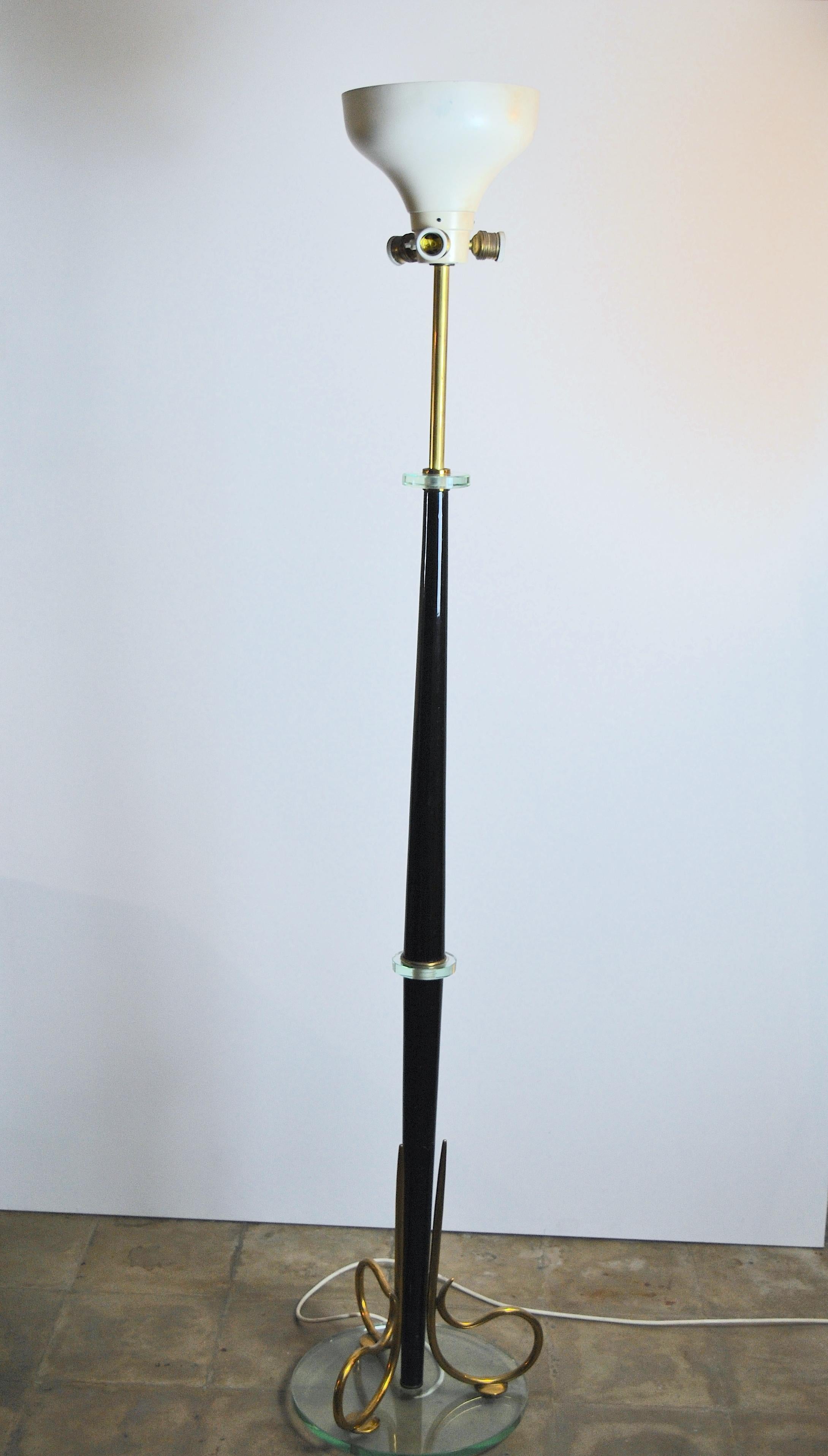 Midcentury Italian floor lamp in the style of Fontana Arte with a glass base and brass finishes, 1950s.