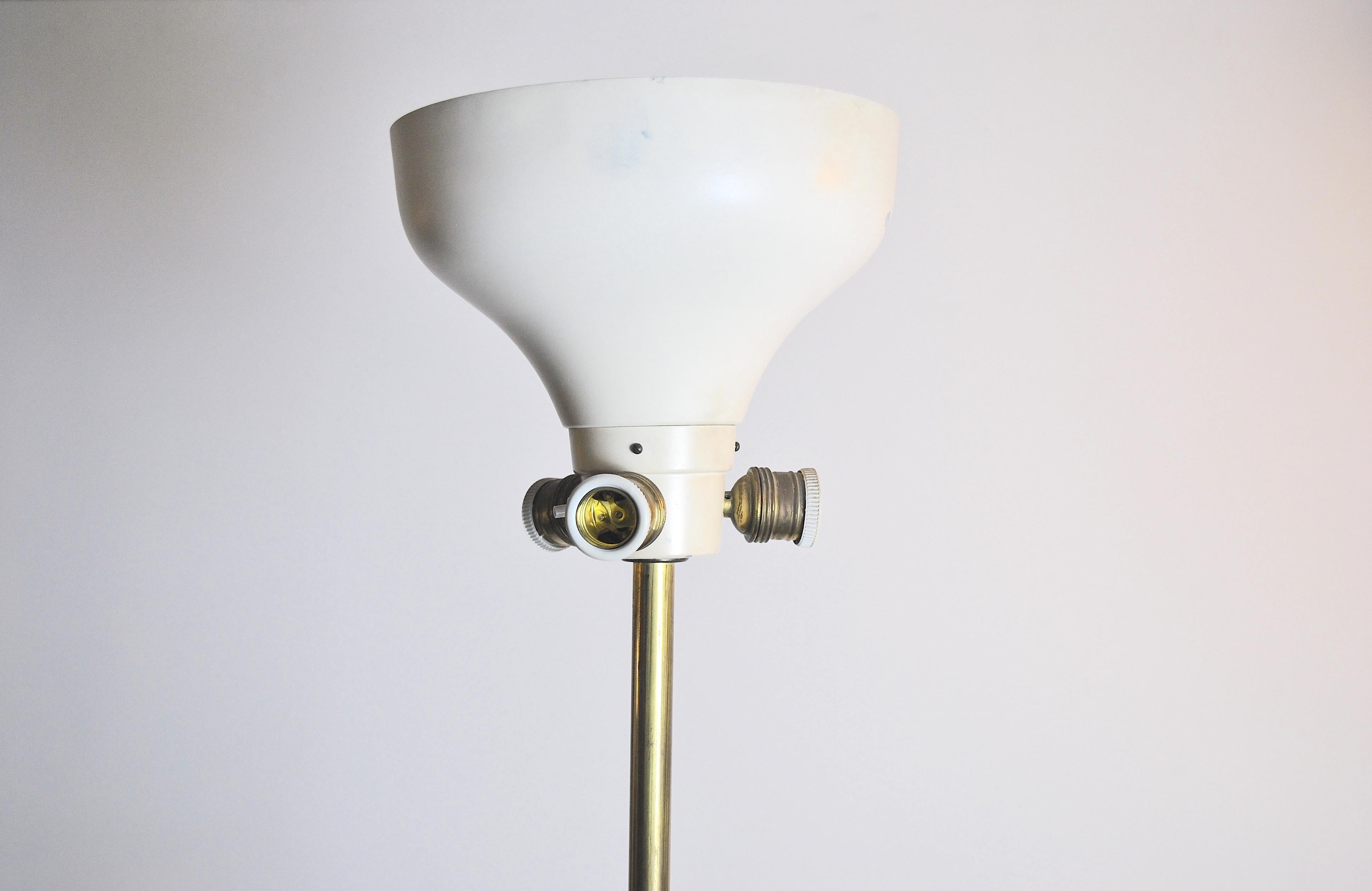 Midcentury Italian Floor Lamp in Fontana Arte Style with Brass Finishes, 1950s In Good Condition For Sale In bari, IT