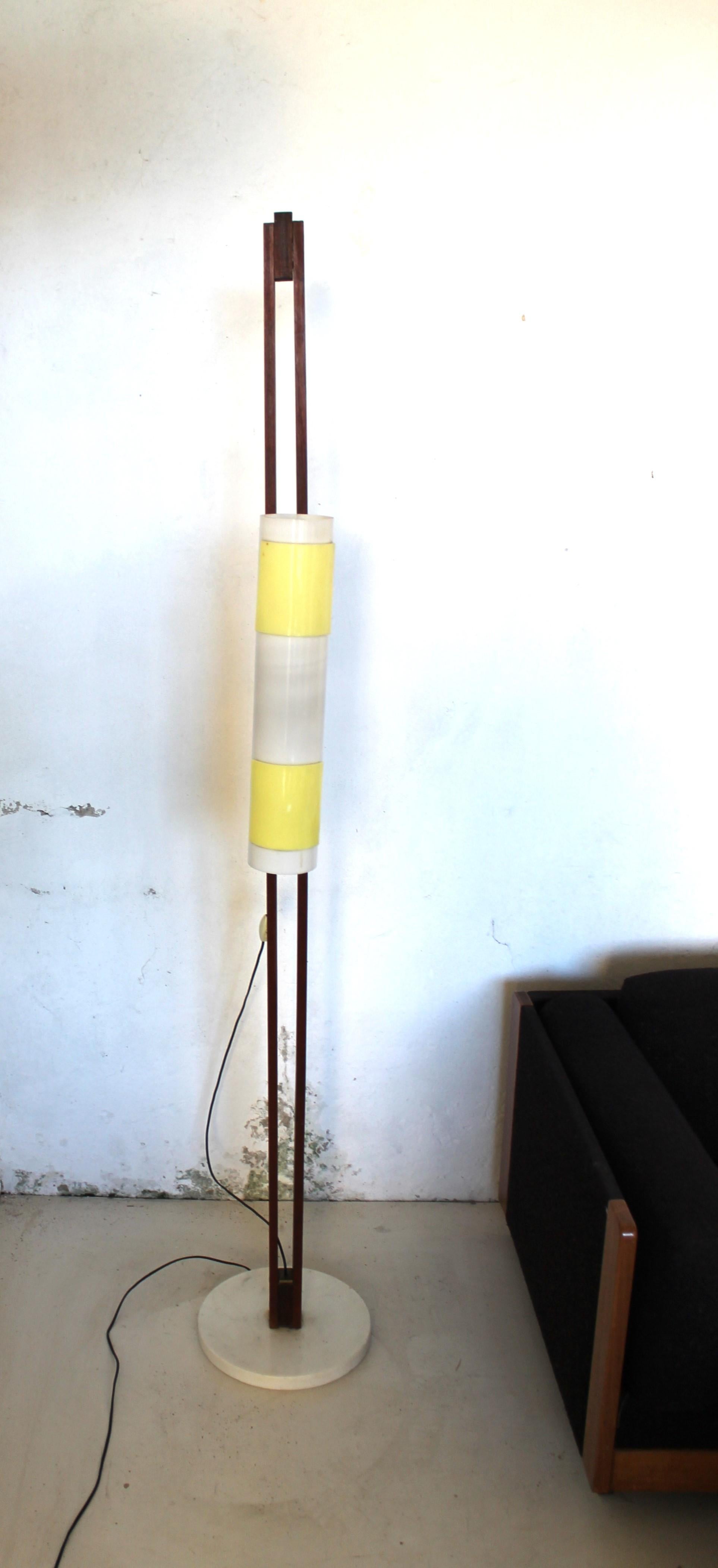 Plexiglass MidCentury Italian Floor Lamp with flowing white and yellow diffuser, 1960s. For Sale