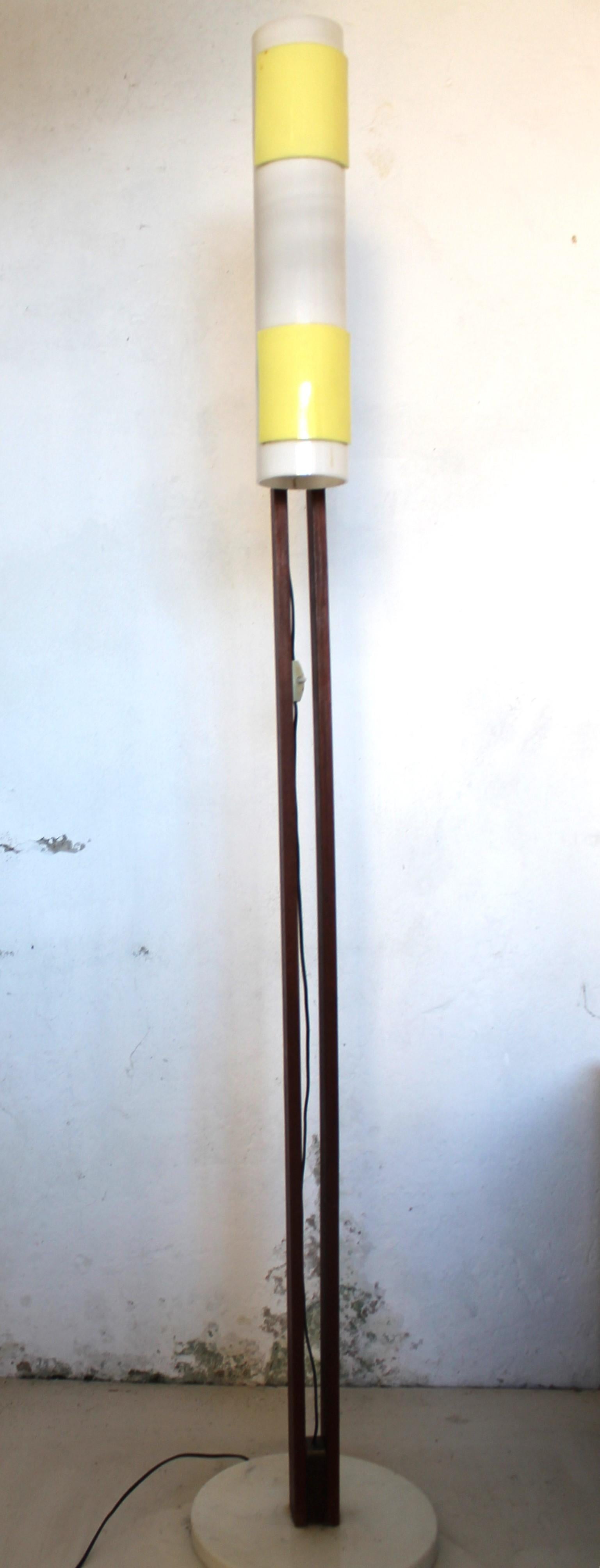 MidCentury Italian Floor Lamp with flowing white and yellow diffuser, 1960s. For Sale 1