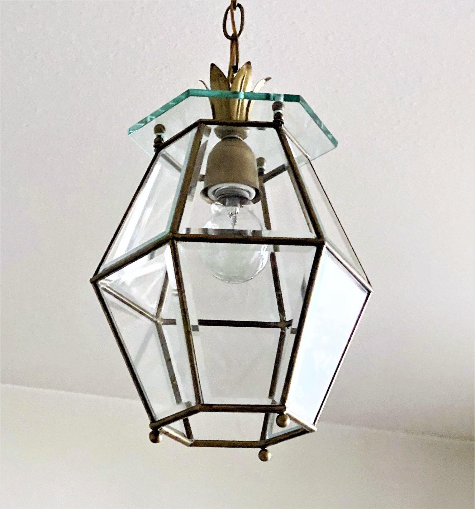 Una deliziosa lanterna o pendente in vetro sfaccettato e ottone in stile Fontana Arte, Italia, anni '40. Accoglie una lampadina E27 di grandi dimensioni. In ottime condizioni vintage, senza scheggiature o crepe, patina invecchiata sull'ottone,