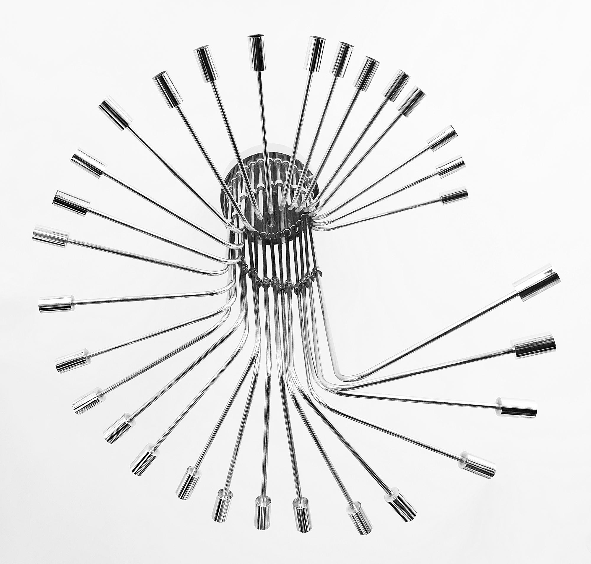Il lampadario italiano di metà secolo è realizzato con una struttura cromata a forma di spirale.
Questo lampadario include 30 lampadine E14.
È in ottime condizioni originali d'epoca.

 