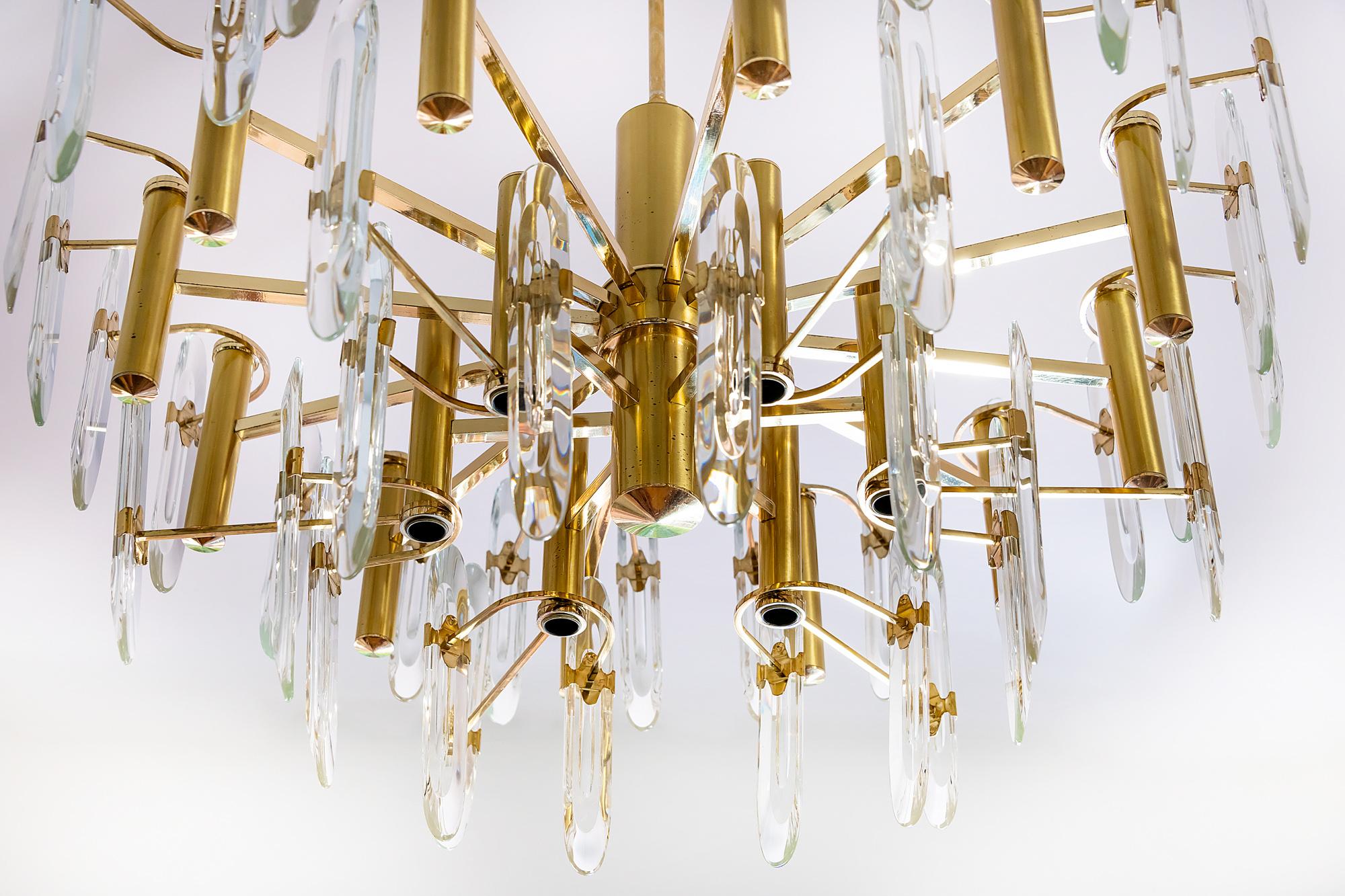 Italian midcentury Gaetano Sciolari two lewels chandelier is made of polished brass and clear glass in the holders. This chandelier includes 18 pcs. E14 bulbs. Its is in a very good original vintage condition.

 
