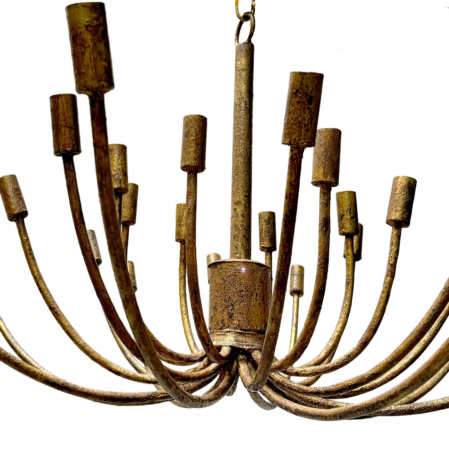 Un lampadario francese in metallo dorato del 1960 circa con 24 luci a candelabro.

Misure:
Altezza: 32
