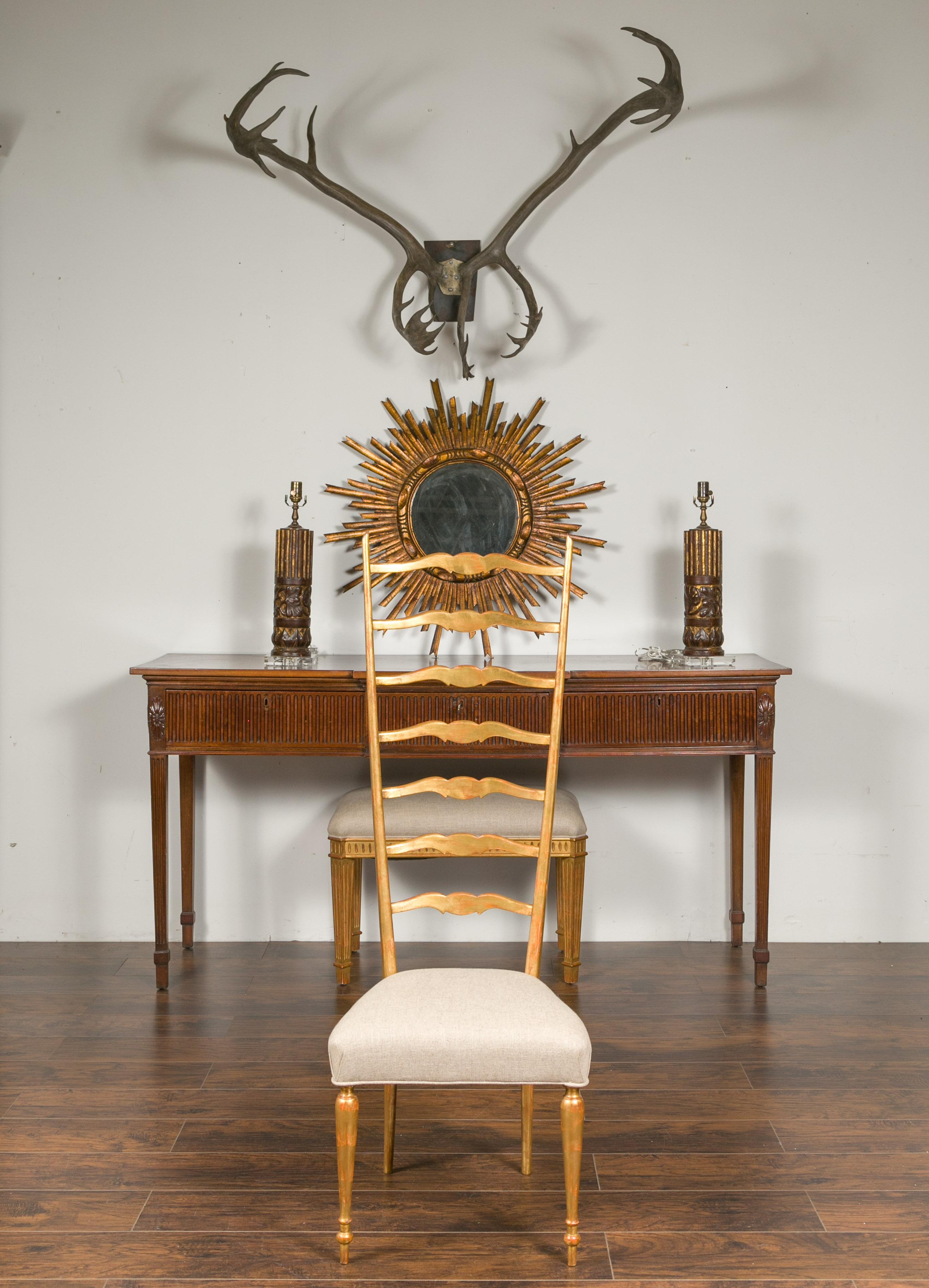 Silla italiana de mediados de siglo con respaldo alto de madera dorada y tapicería nueva Moderno de mediados de siglo en venta