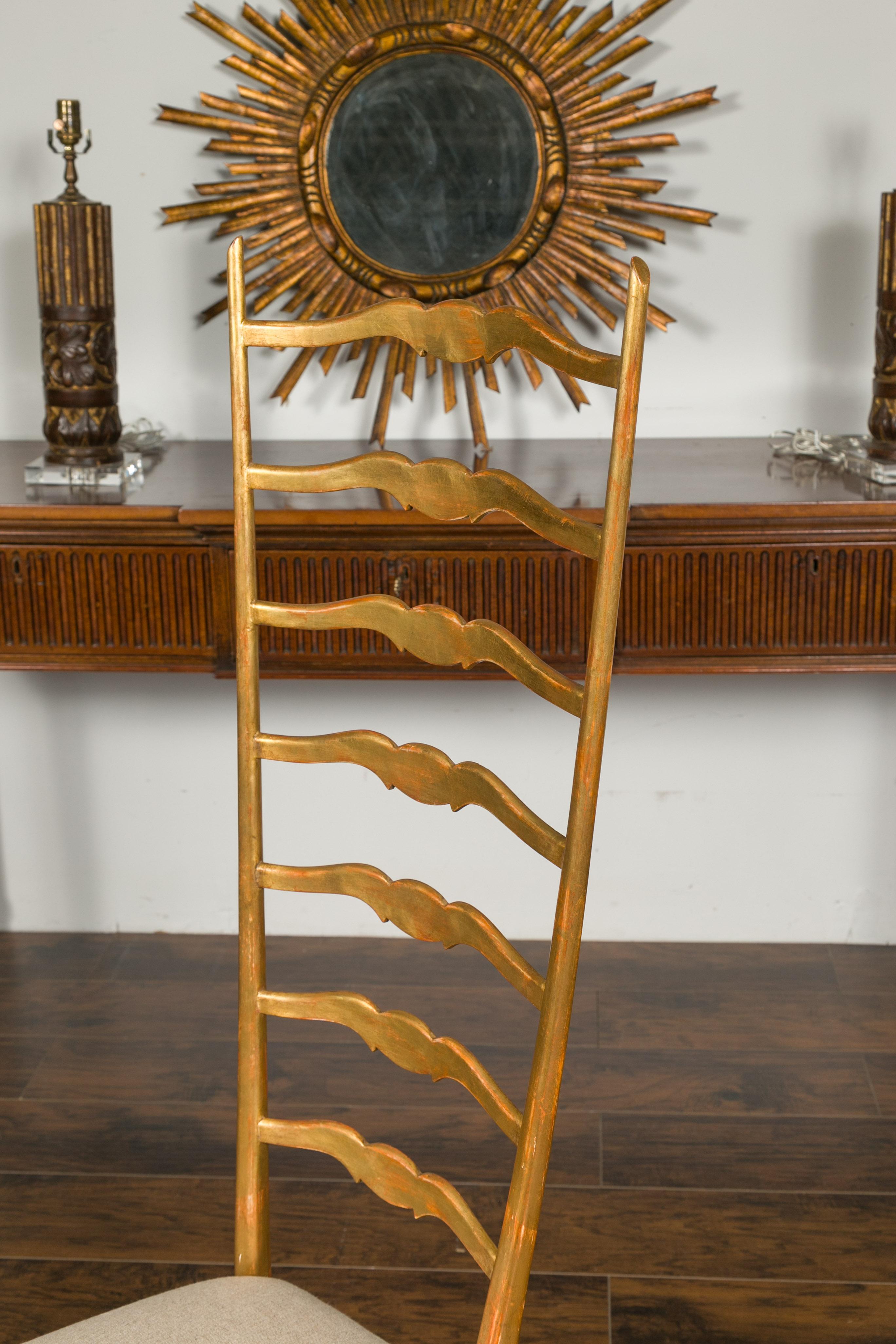 Silla italiana de mediados de siglo con respaldo alto de madera dorada y tapicería nueva Dorado en venta
