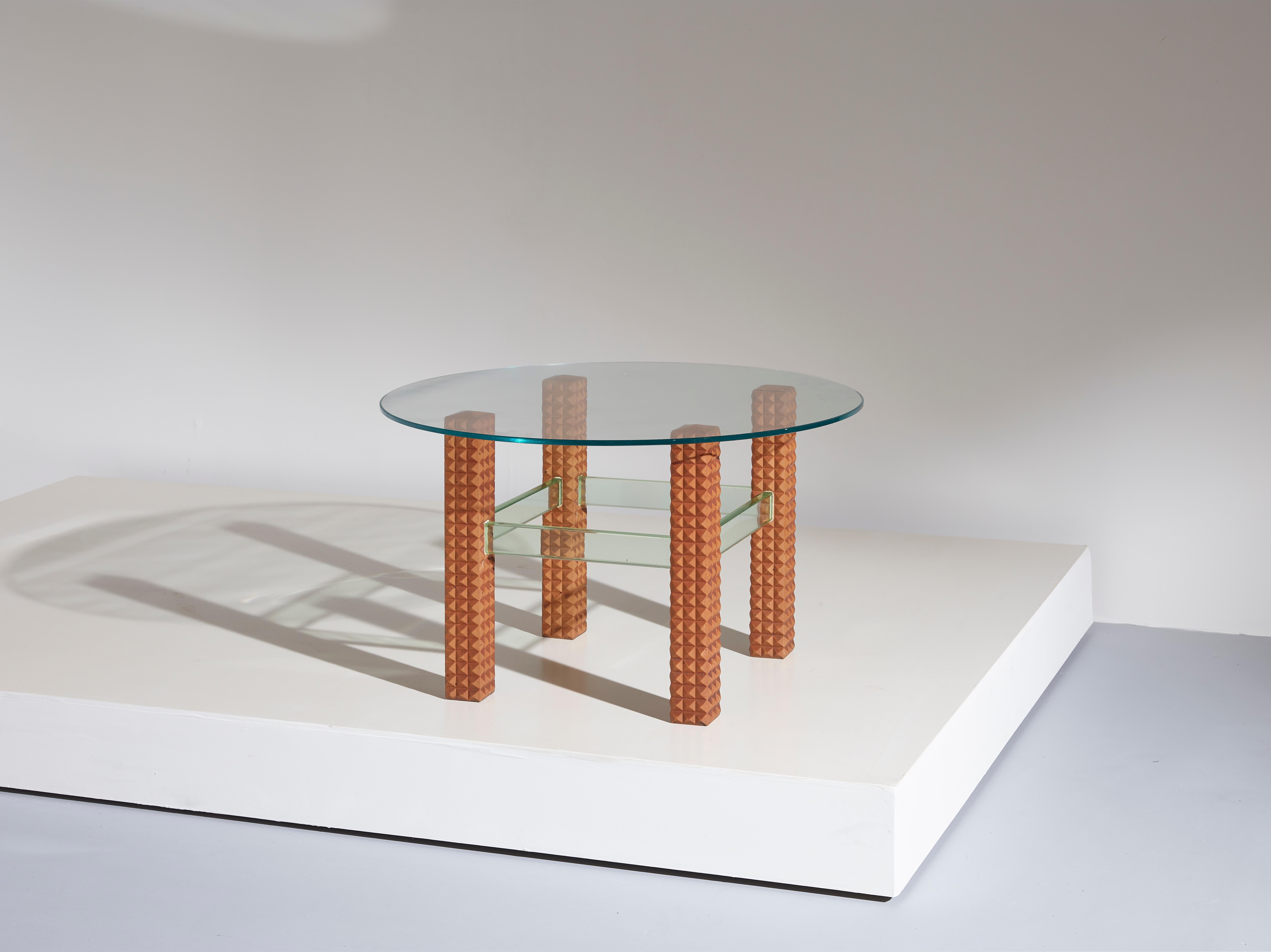 Un bel exemple de table d'appoint/de café italienne du milieu du siècle. Avec ses pieds en bois teinté à l'aniline en forme de diamant et son plateau rond en verre, son design s'adapte parfaitement aux ambiances modernes et classiques.

Dimensions