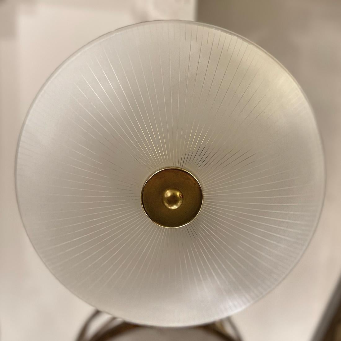 Un lampadario a sospensione / semi-incasso in vetro italiano degli anni '50 circa con tre candelabri interni sostenuti da uno stelo centrale (che può essere accorciato).

Misure:
Caduta attuale: 9