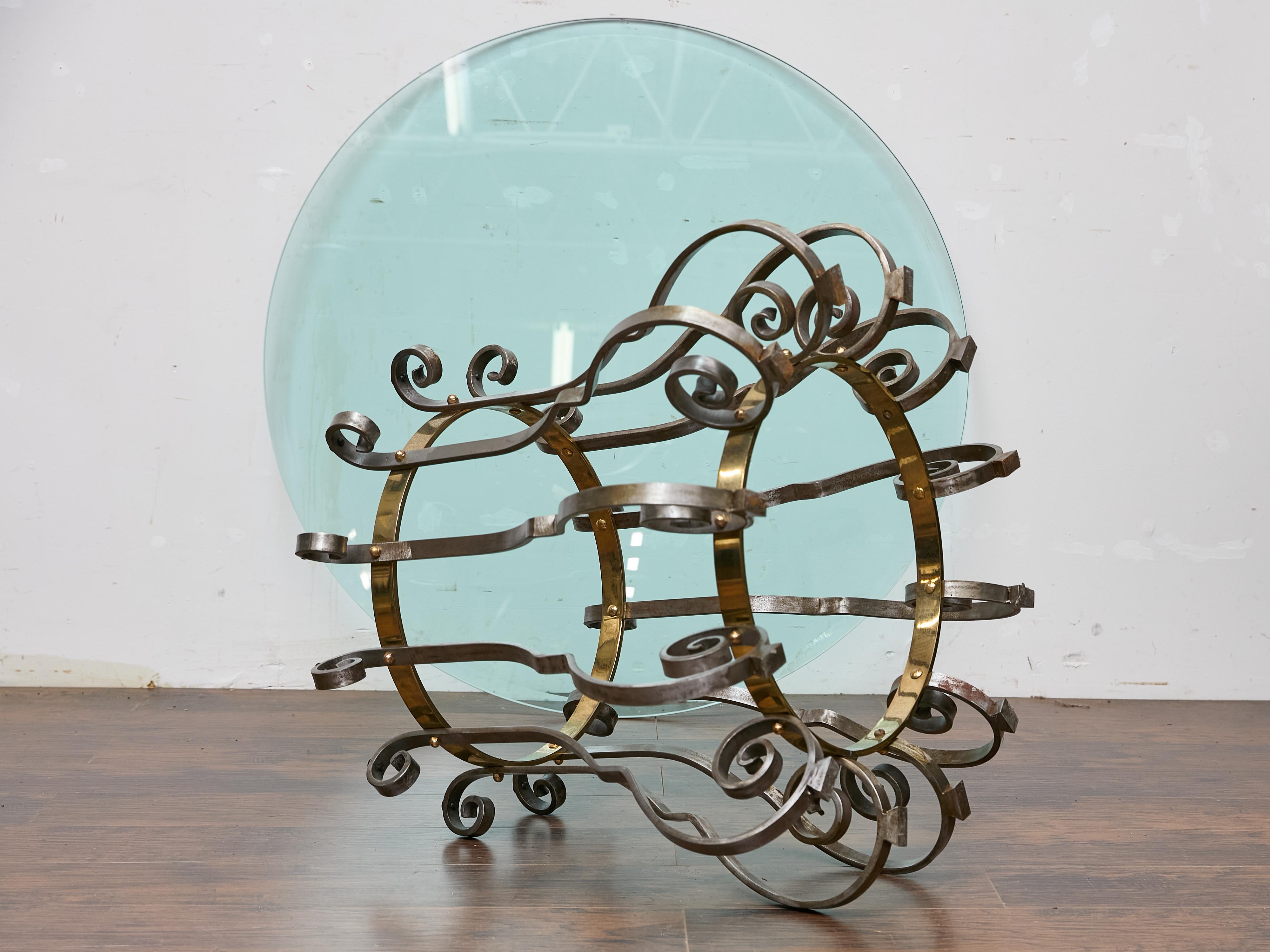Table centrale italienne du milieu du siècle dernier avec base sculpturale en acier et laiton en vente 4