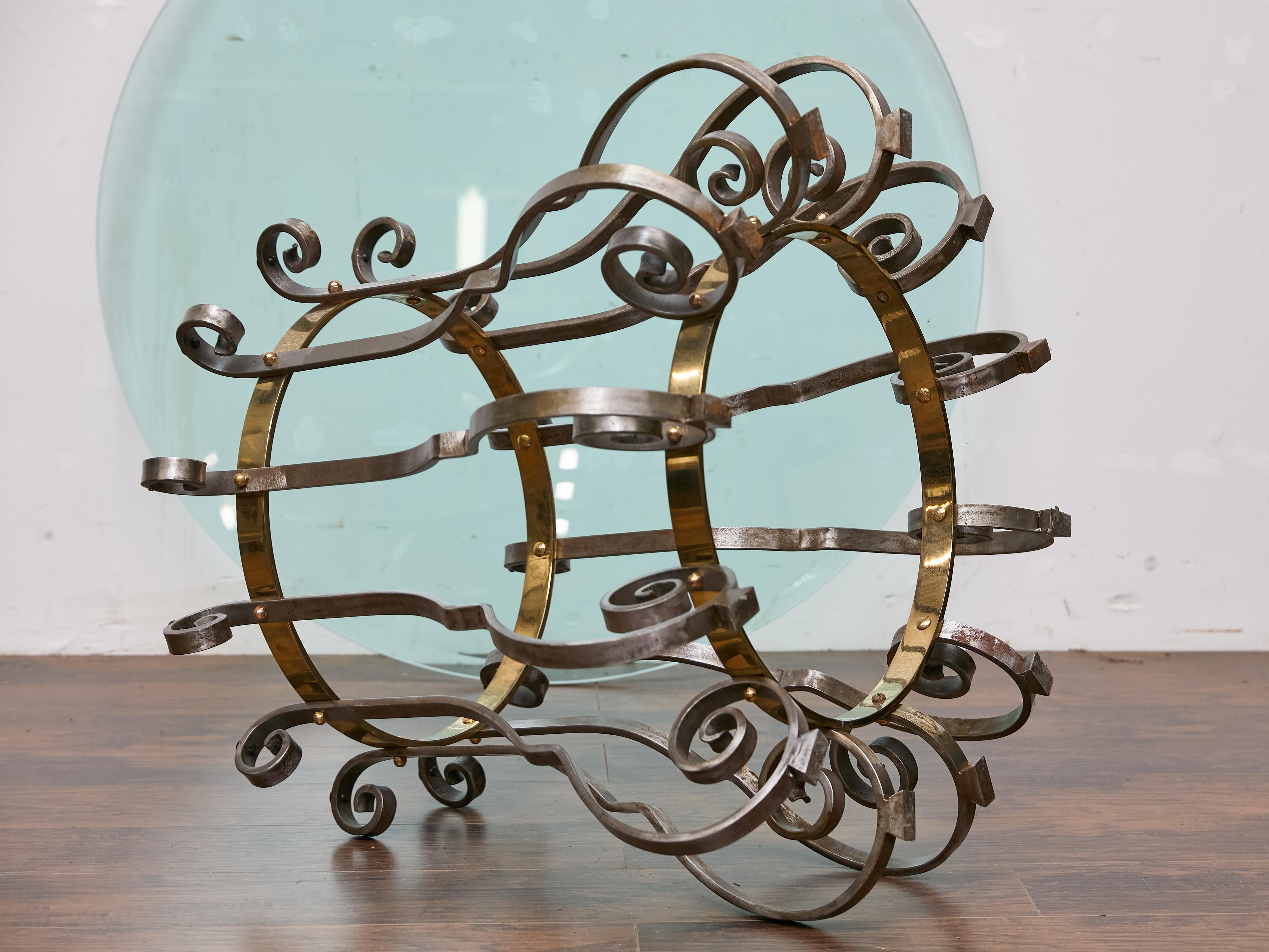 Table centrale italienne du milieu du siècle dernier avec base sculpturale en acier et laiton en vente 5