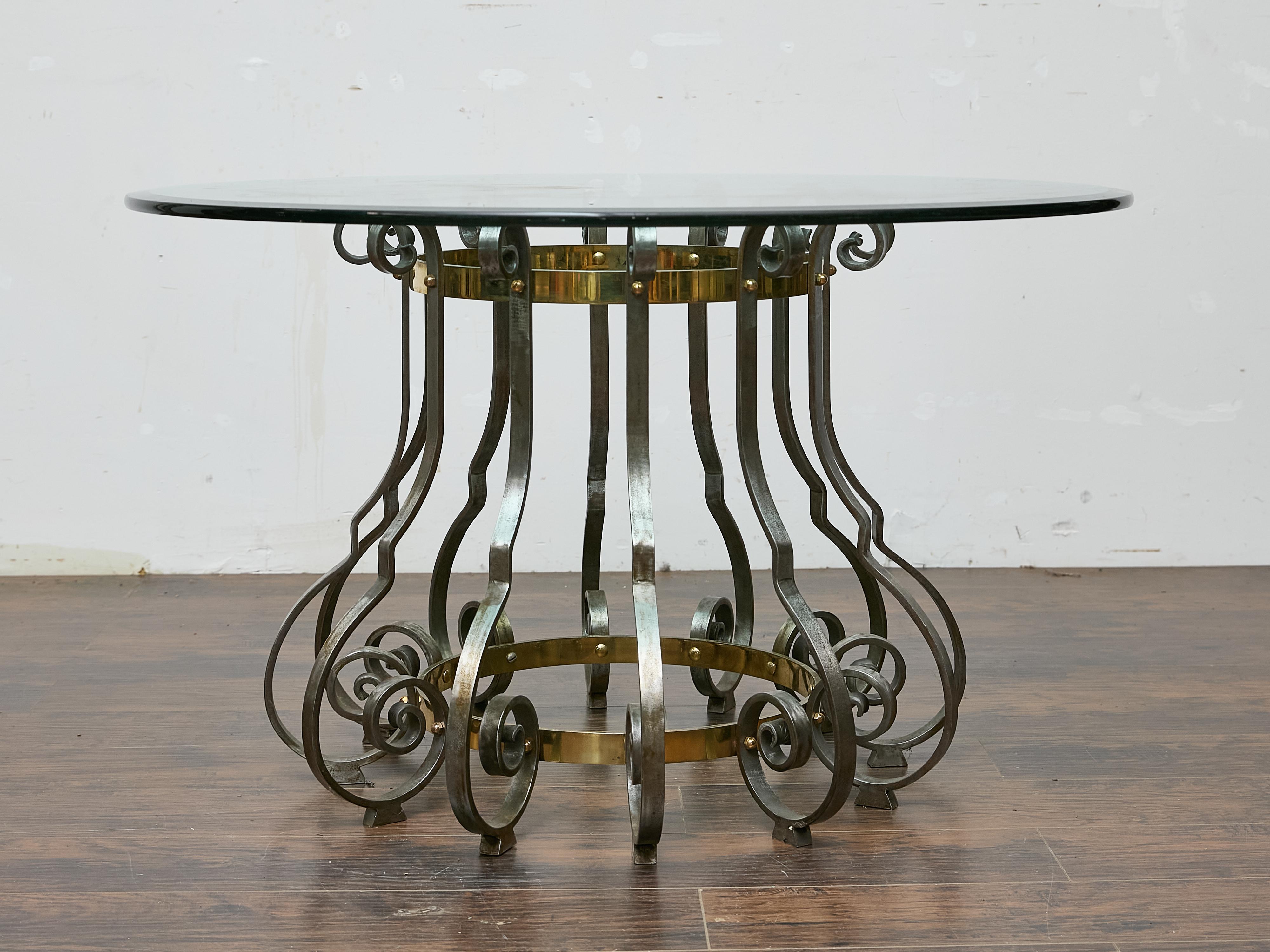 Alliant une forme sculpturale à une matérialité raffinée, cette table centrale italienne de la période du milieu du siècle trouve un équilibre confiant entre force et élégance. Le plateau circulaire en verre repose légèrement sur une base expressive