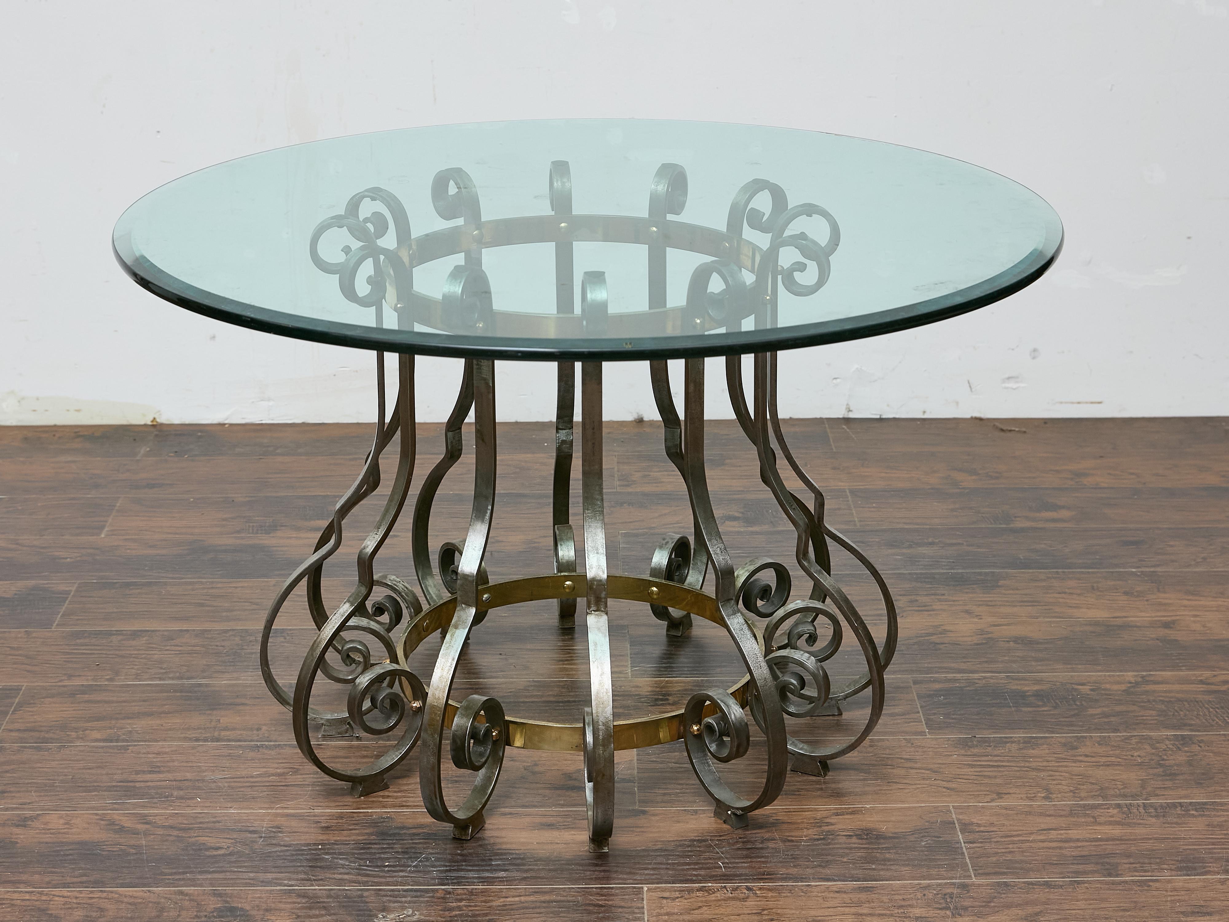 Mid-Century Modern Table centrale italienne du milieu du siècle dernier avec base sculpturale en acier et laiton en vente
