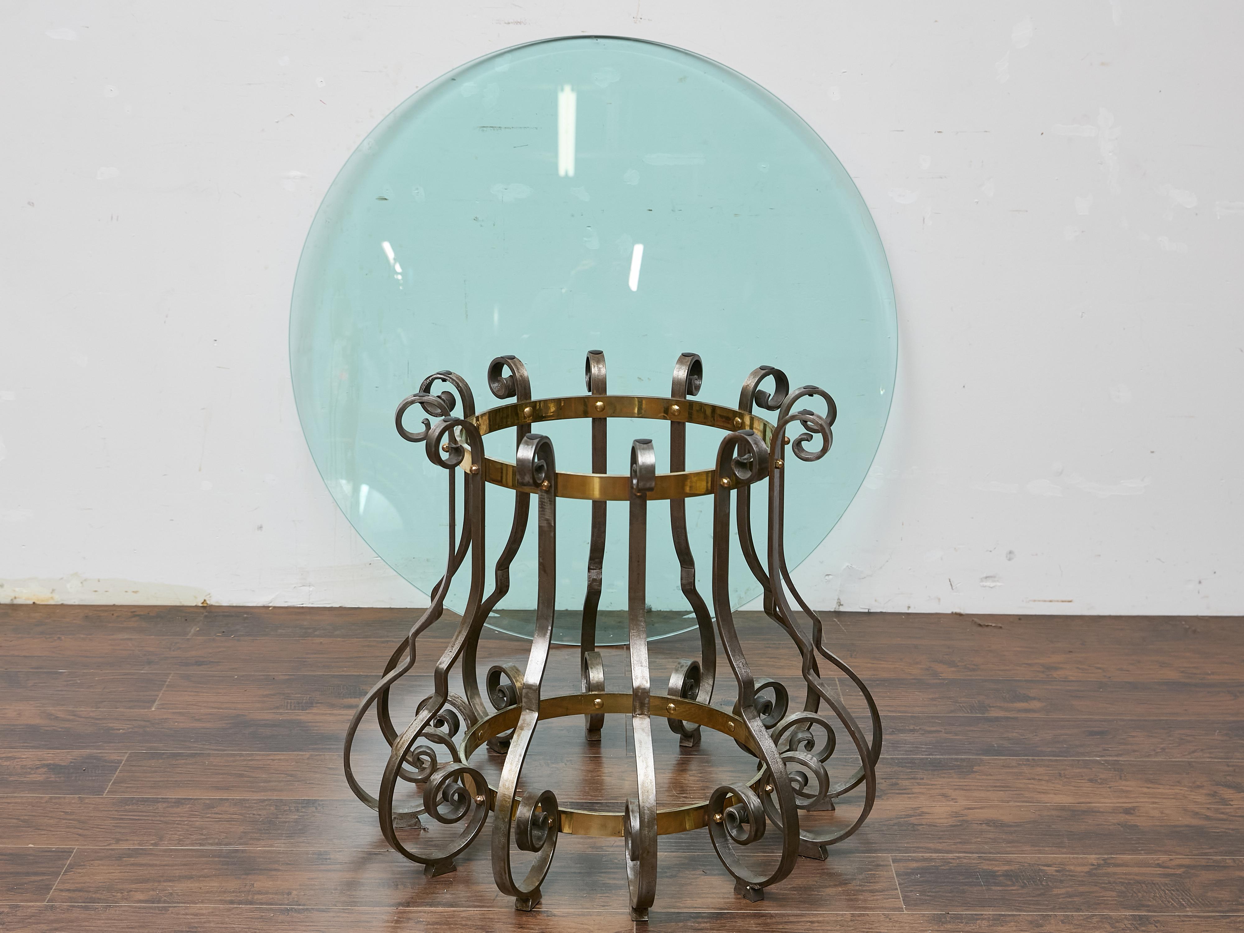 Table centrale italienne du milieu du siècle dernier avec base sculpturale en acier et laiton Bon état - En vente à Atlanta, GA