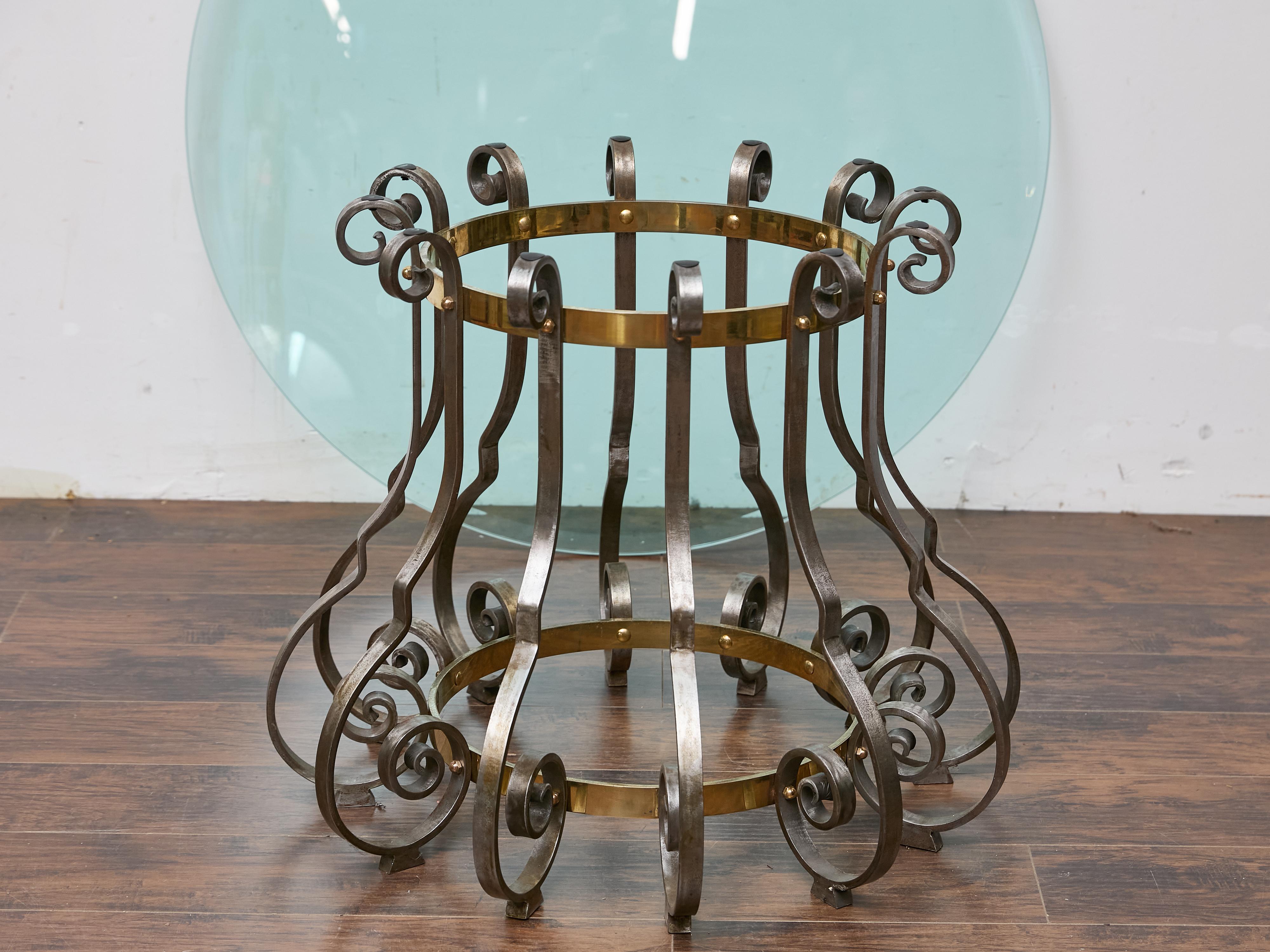 20ième siècle Table centrale italienne du milieu du siècle dernier avec base sculpturale en acier et laiton en vente