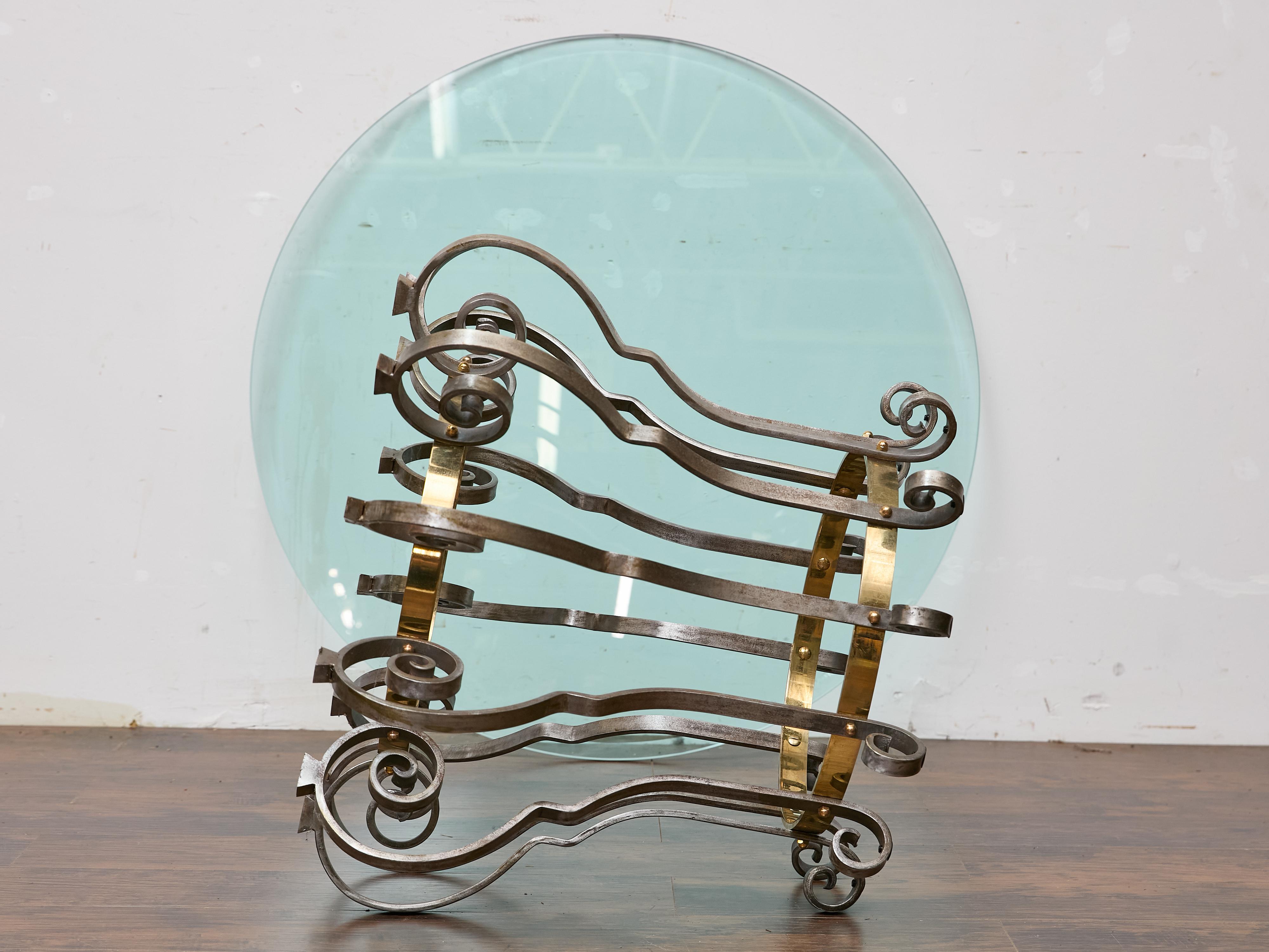 Laiton Table centrale italienne du milieu du siècle dernier avec base sculpturale en acier et laiton en vente