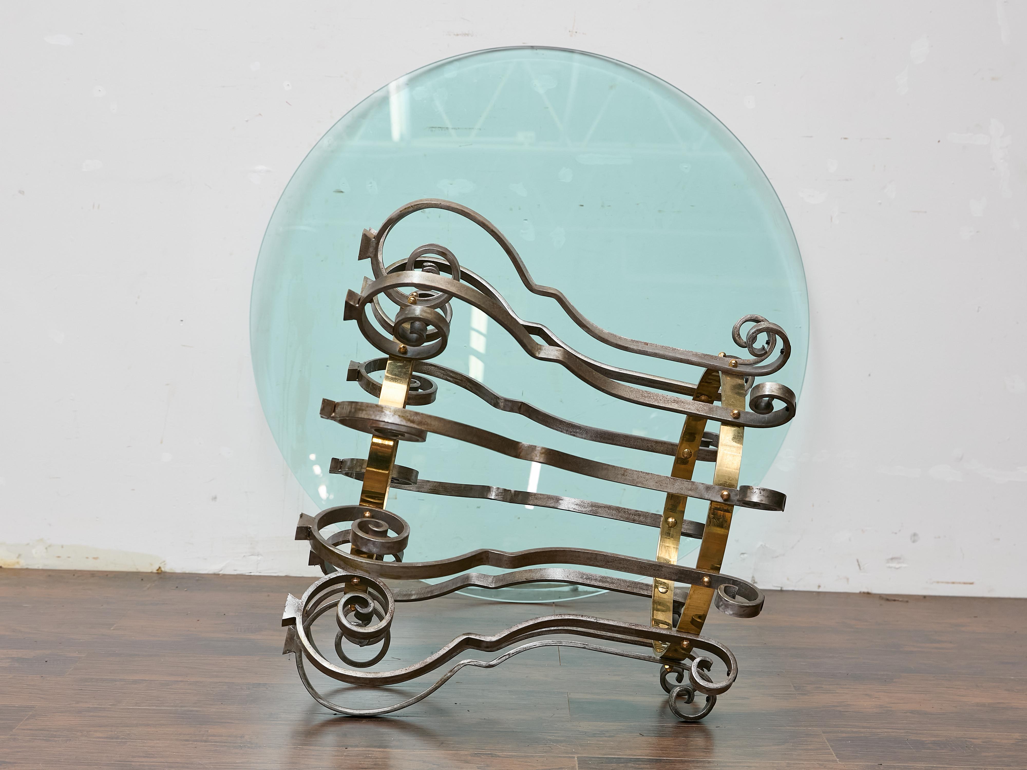 Table centrale italienne du milieu du siècle dernier avec base sculpturale en acier et laiton en vente 1