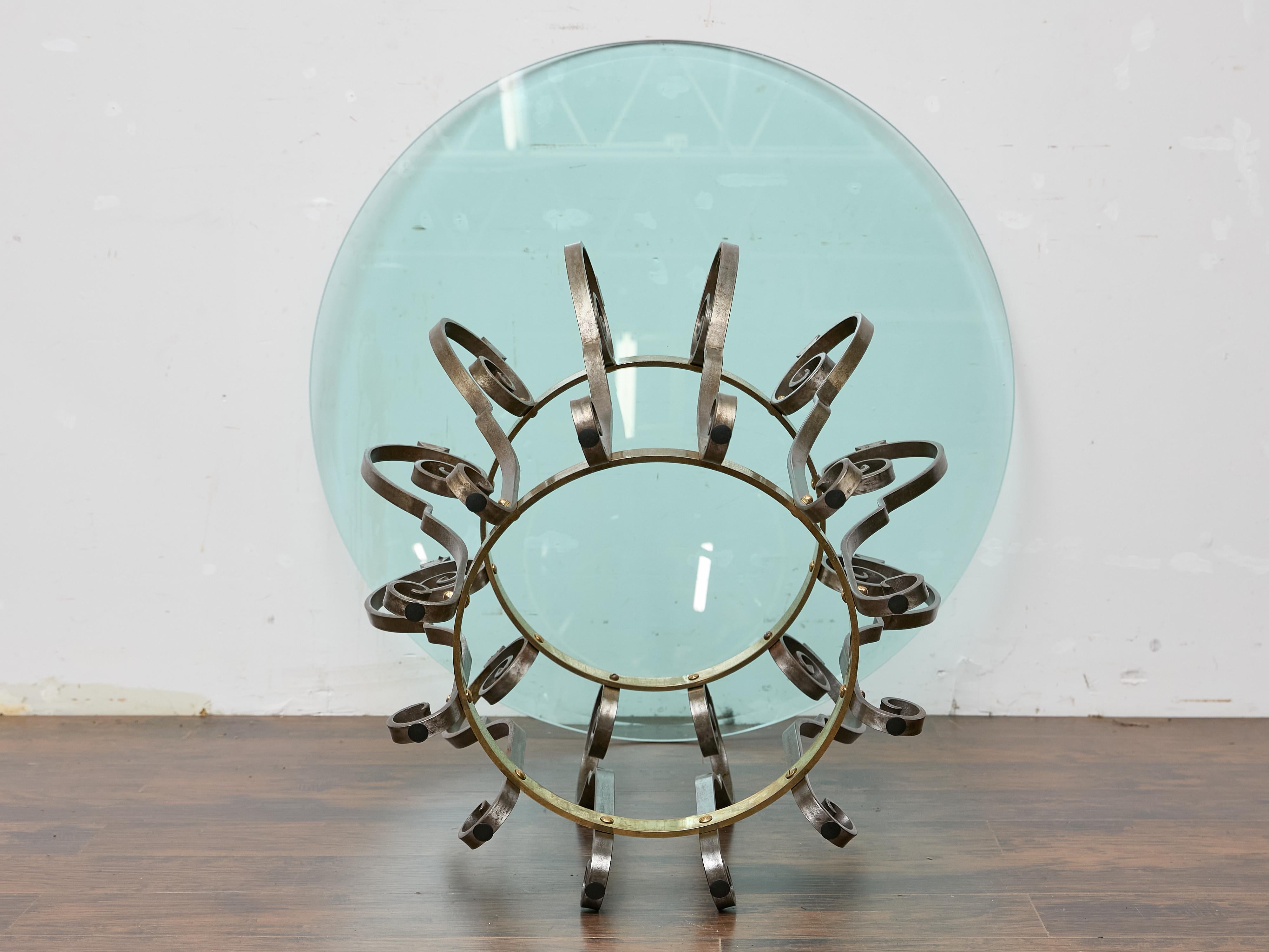 Table centrale italienne du milieu du siècle dernier avec base sculpturale en acier et laiton en vente 2