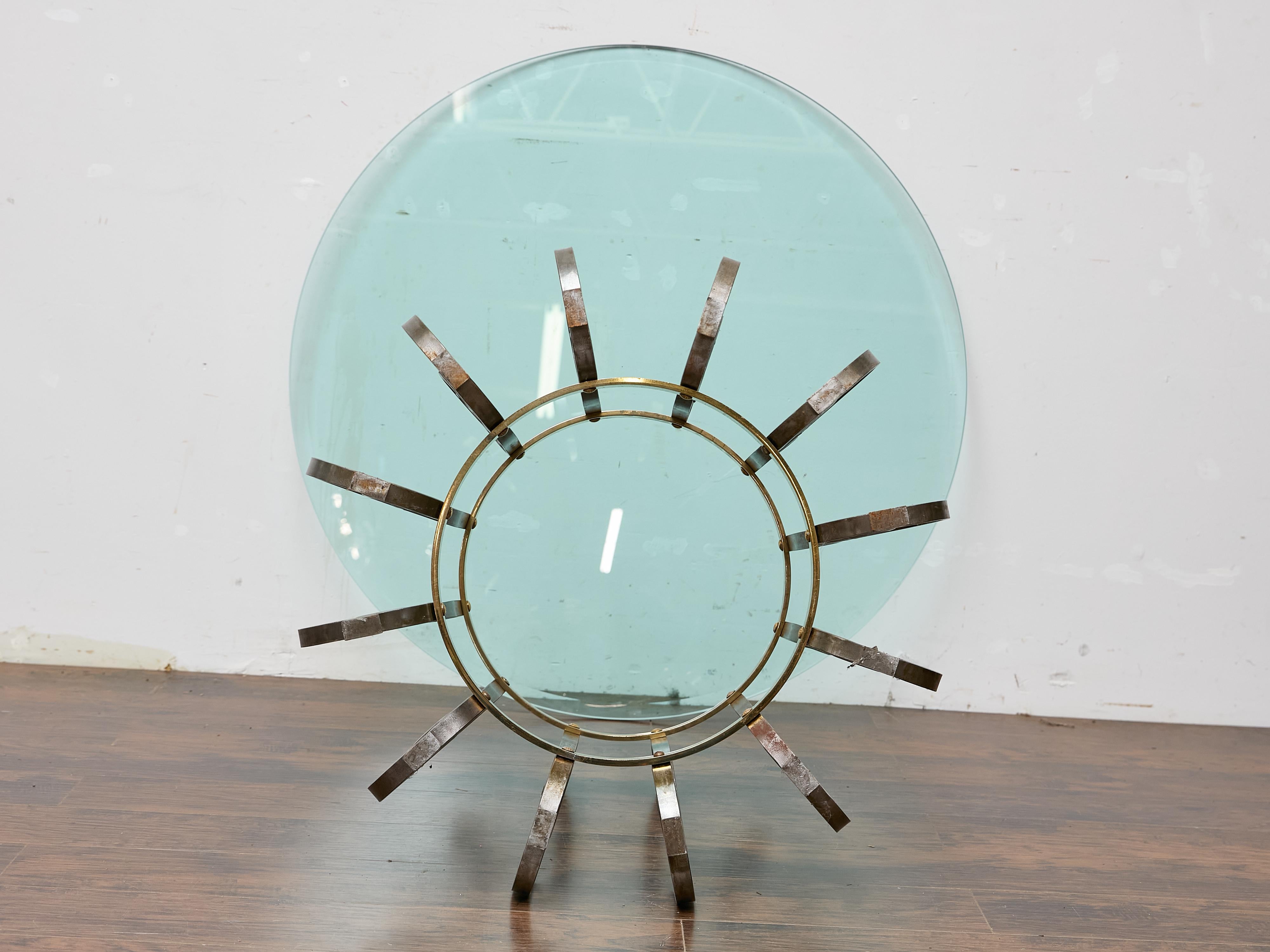 Table centrale italienne du milieu du siècle dernier avec base sculpturale en acier et laiton en vente 3