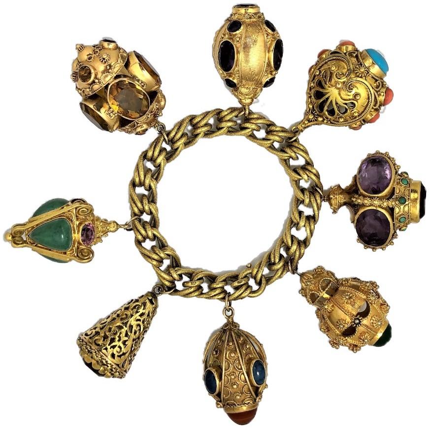 Taille cabochon Bracelet à breloques en or italien de style néo-étrusque du milieu du siècle - 8 breloques de couleurs assorties en vente
