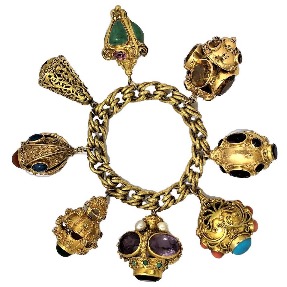 Bracelet à breloques en or italien de style néo-étrusque du milieu du siècle - 8 breloques de couleurs assorties Bon état - En vente à Palm Beach, FL