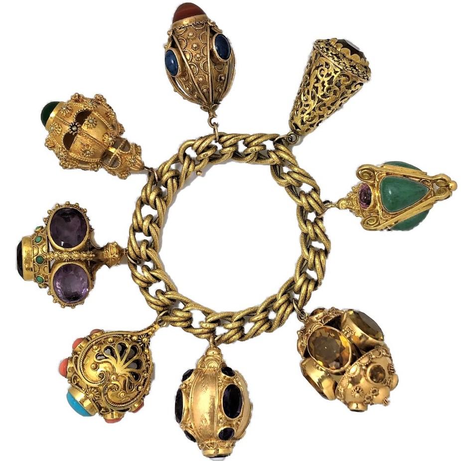 Bracelet à breloques en or italien de style néo-étrusque du milieu du siècle - 8 breloques de couleurs assorties Pour femmes en vente