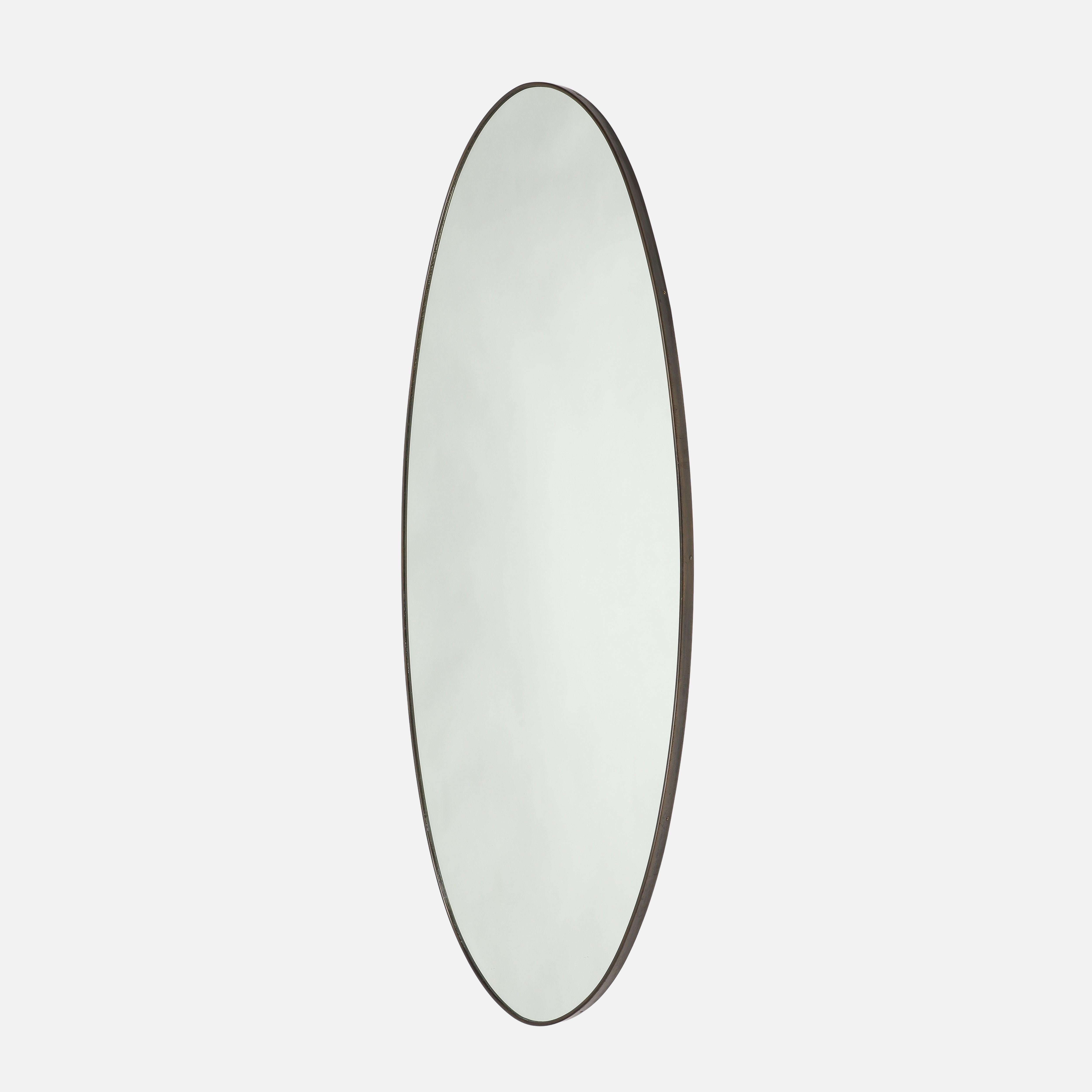 Espejo oval de latón de gran escala italiana de mediados de siglo, años 50 Moderno de mediados de siglo en venta