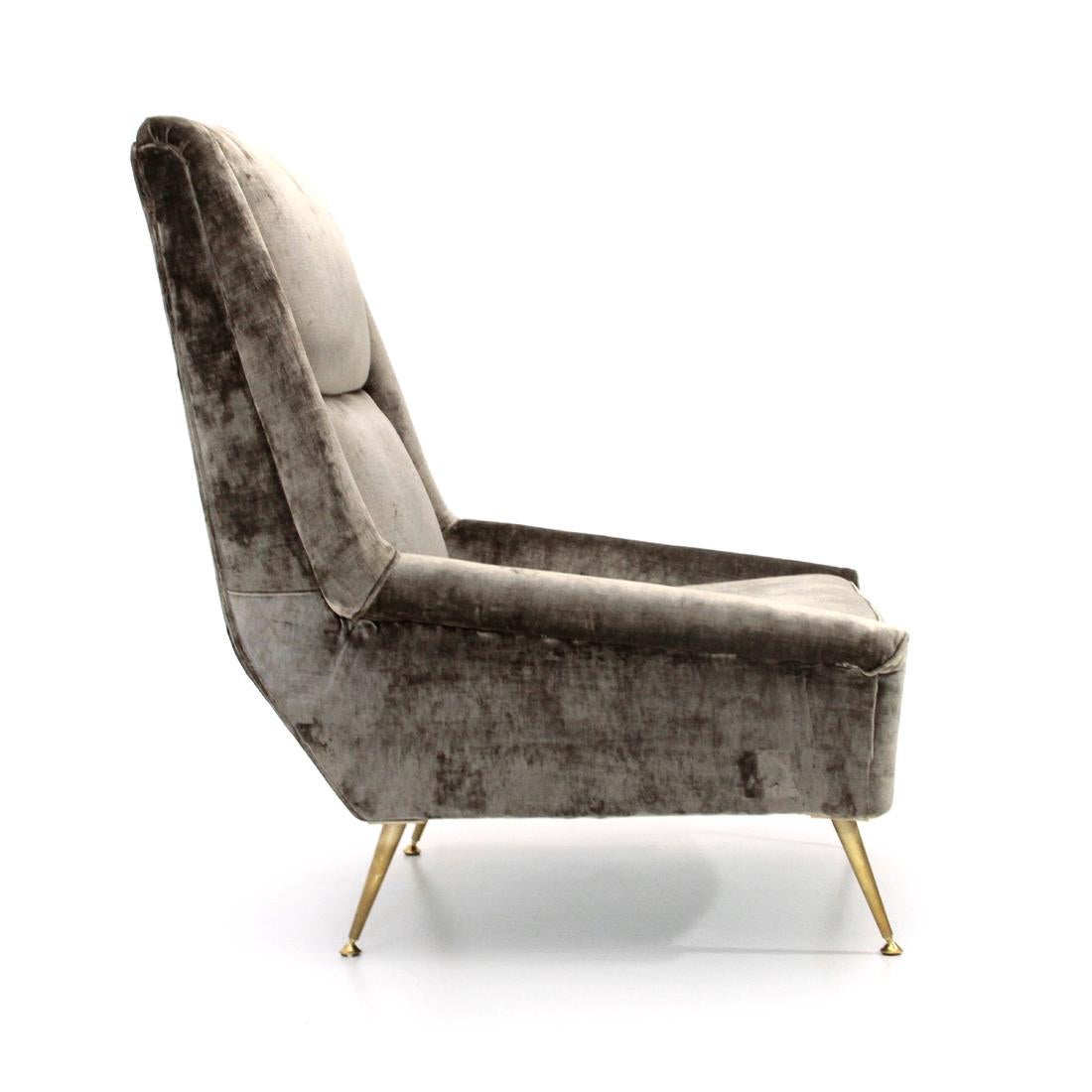 Italian manufacturing armchair produced in the 1960s.
Wooden structure padded and lined with new gray velvet fabric.
Seat formed by removable cushion, and removable cover.
Brass legs.
Good general conditions.
 