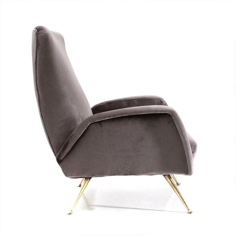 Italian manufacture armchair produced in the 1950s.
Wooden structure padded and lined with new gray velvet fabric.
Brass legs.
Good general conditions, some signs due to normal use over time.

Dimensions: Length 64 cm, depth 70 cm, height 87