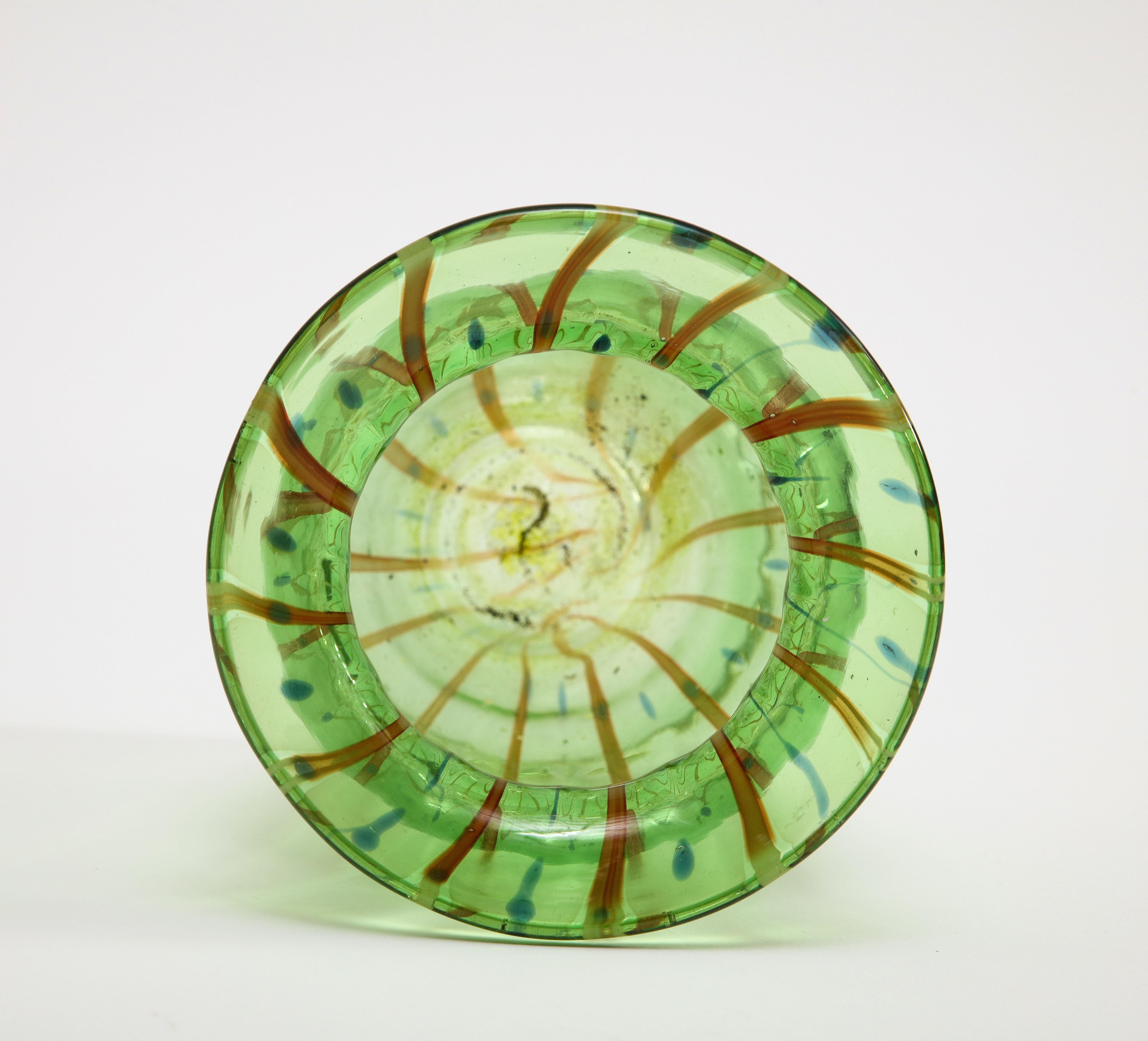 Vase italien du milieu du siècle dernier en verre soufflé de Murano vert en vente 7