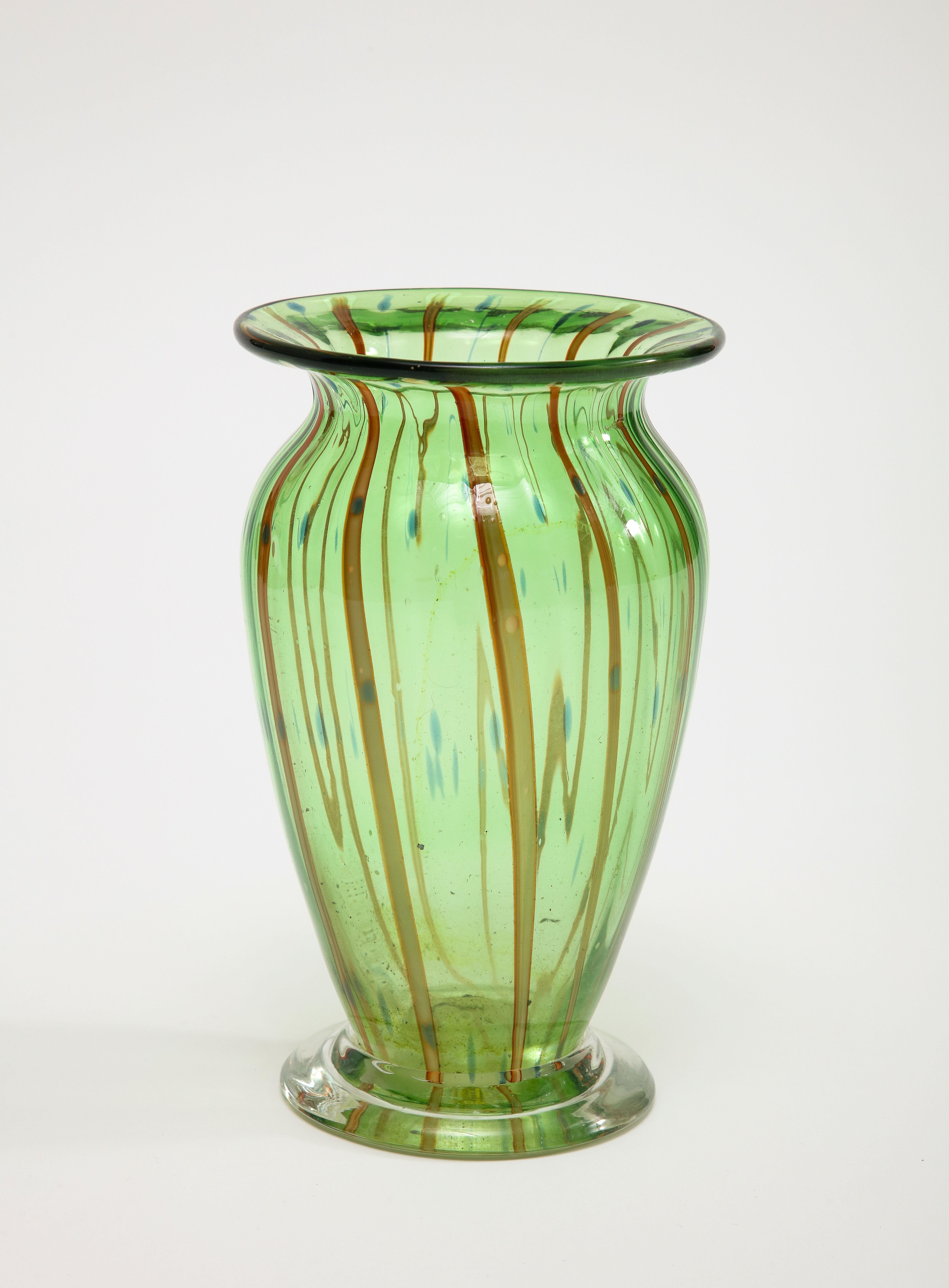Italienische Murano-Vase aus der Mitte des Jahrhunderts, grünes mundgeblasenes Glas mit gemalten burgunderroten Streifen und blauen Punkten. 

Zusätzliche Abmessungen - 
Sockel 3,75