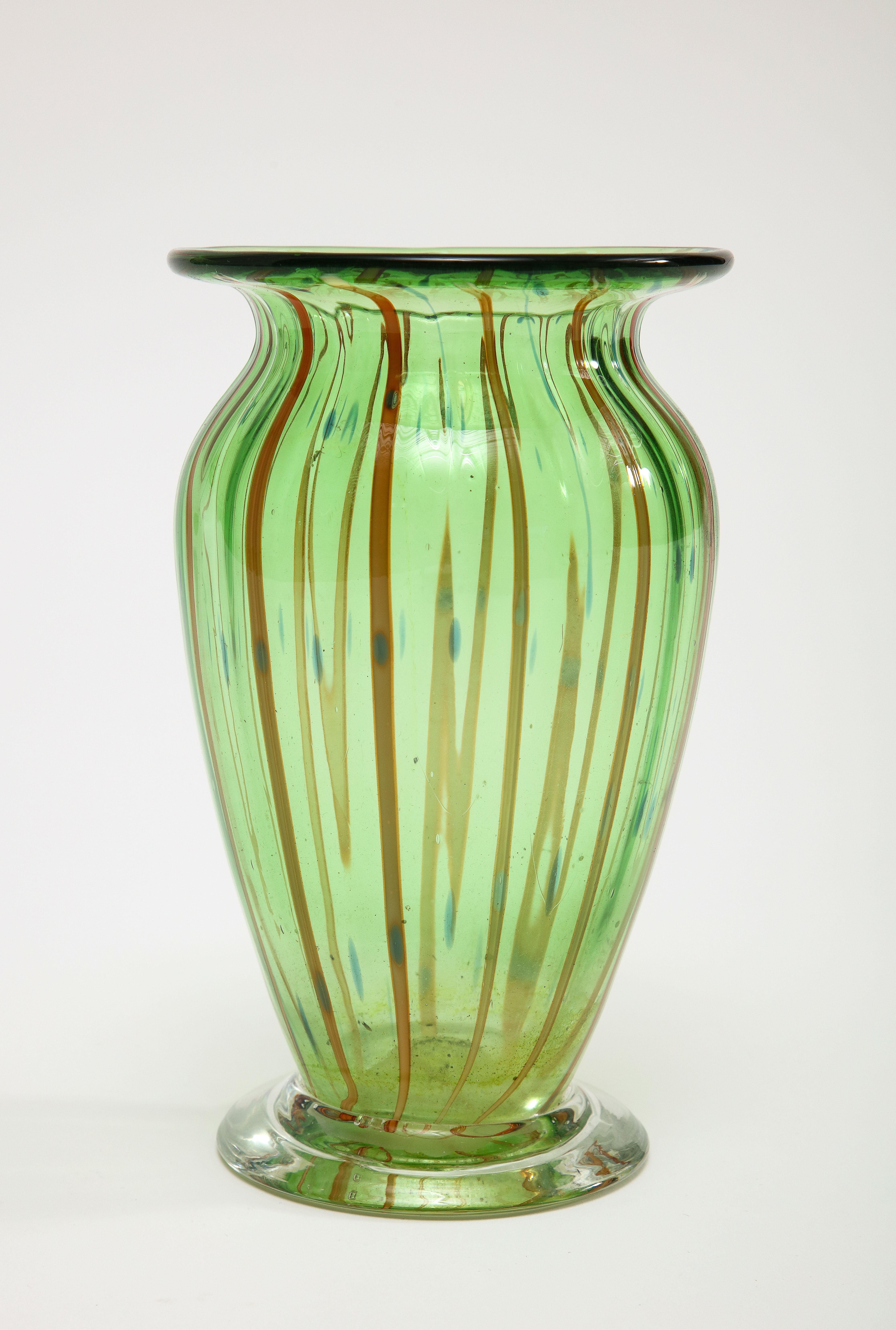 Verre brun Vase italien du milieu du siècle dernier en verre soufflé de Murano vert en vente