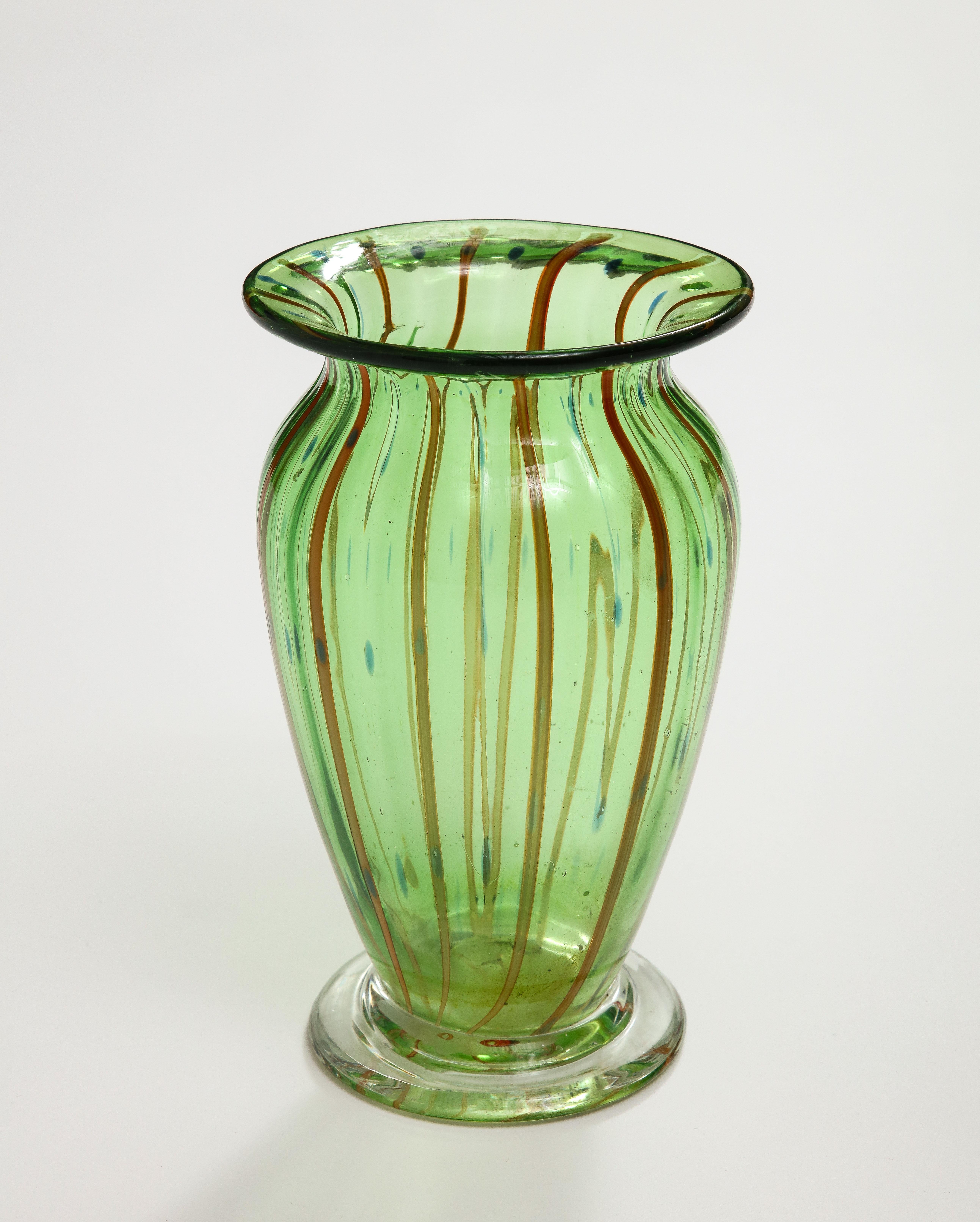 Vase italien du milieu du siècle dernier en verre soufflé de Murano vert en vente 2