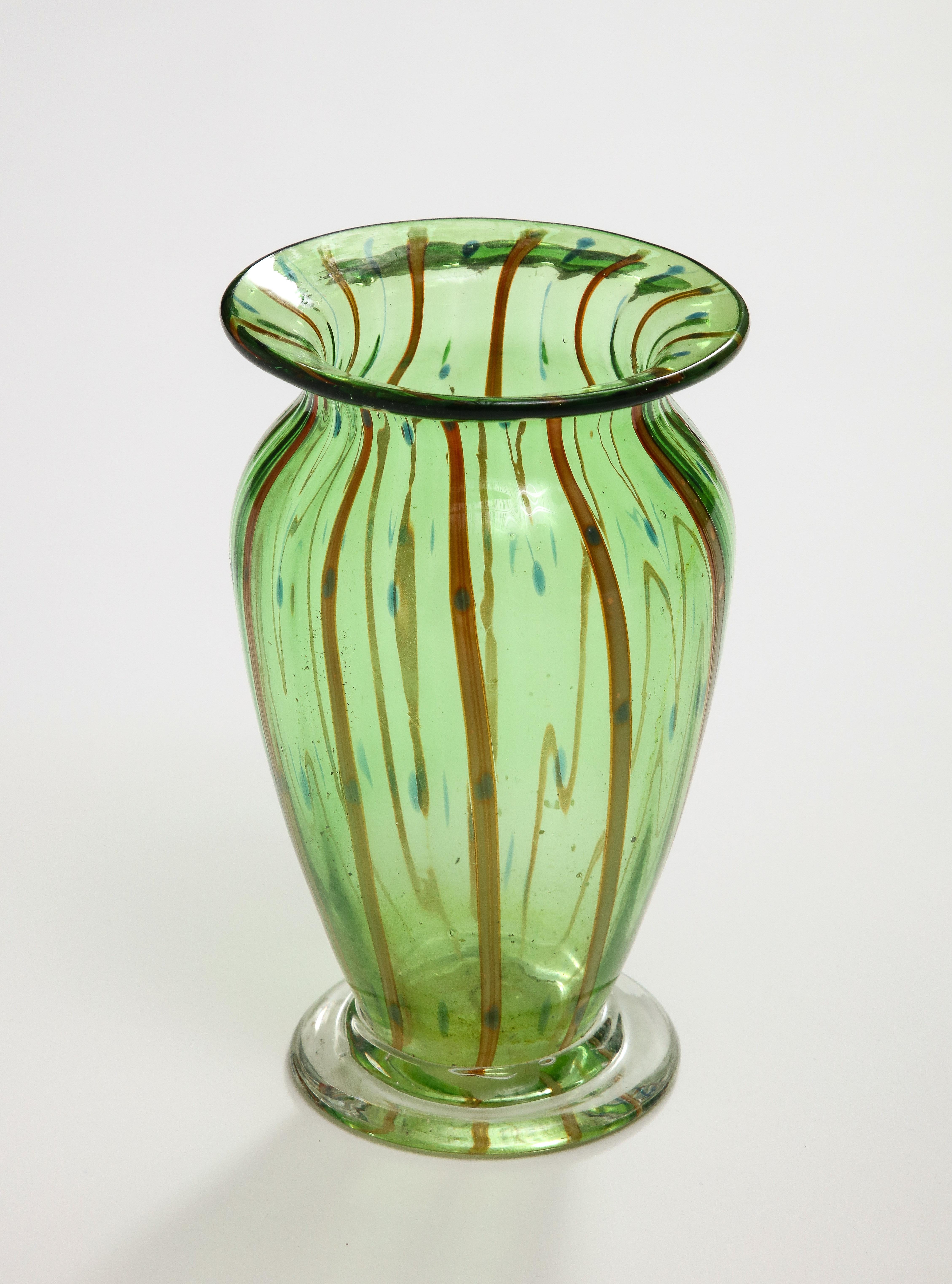 Vase italien du milieu du siècle dernier en verre soufflé de Murano vert en vente 3