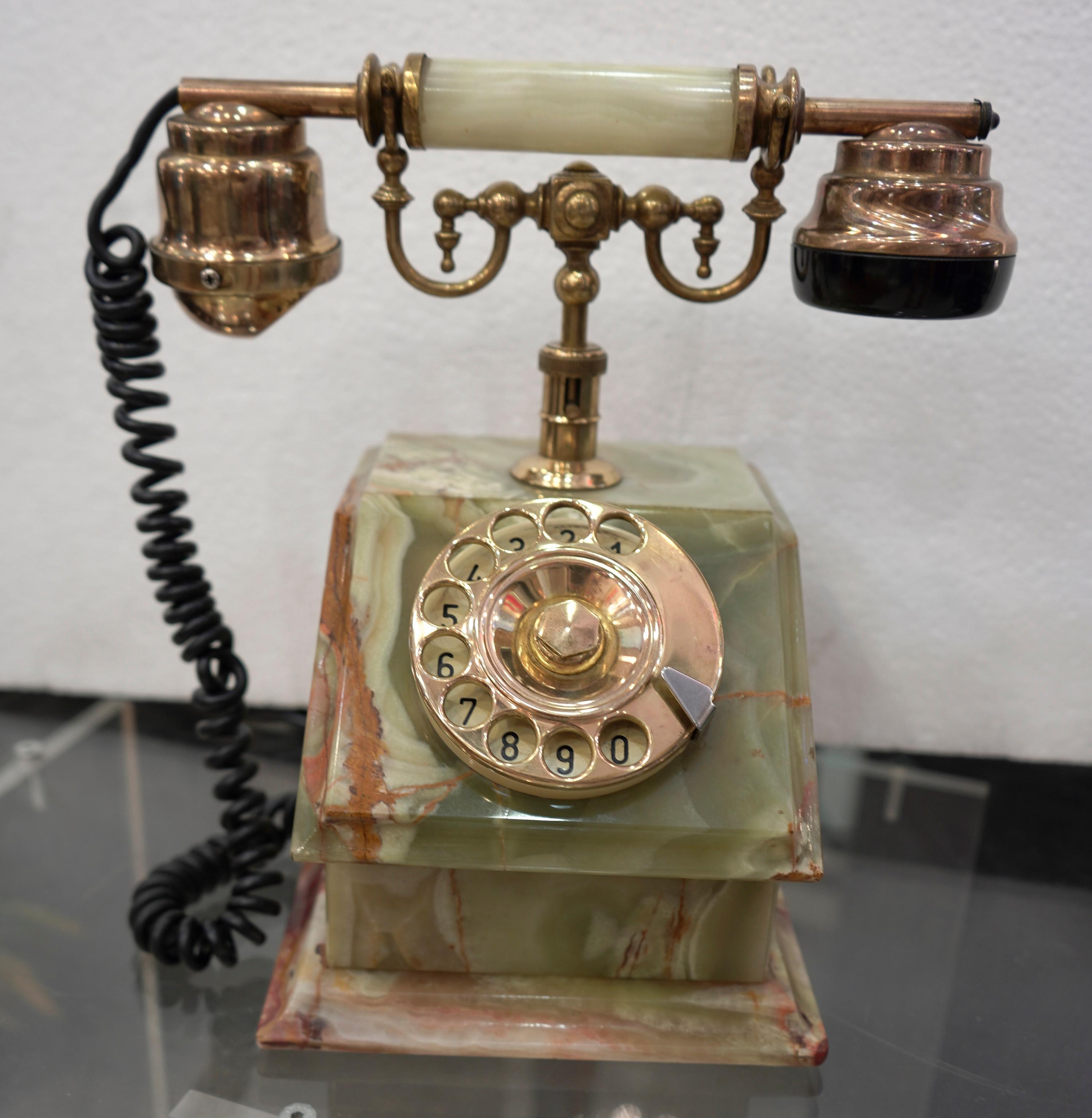Amazing Italian marble green onix and gilded bronze phone, is an extraordinary collection piece !!!, in a very good condition, it can be used now.
Its a piece very sought after and it gives a touch of glamour in any room!